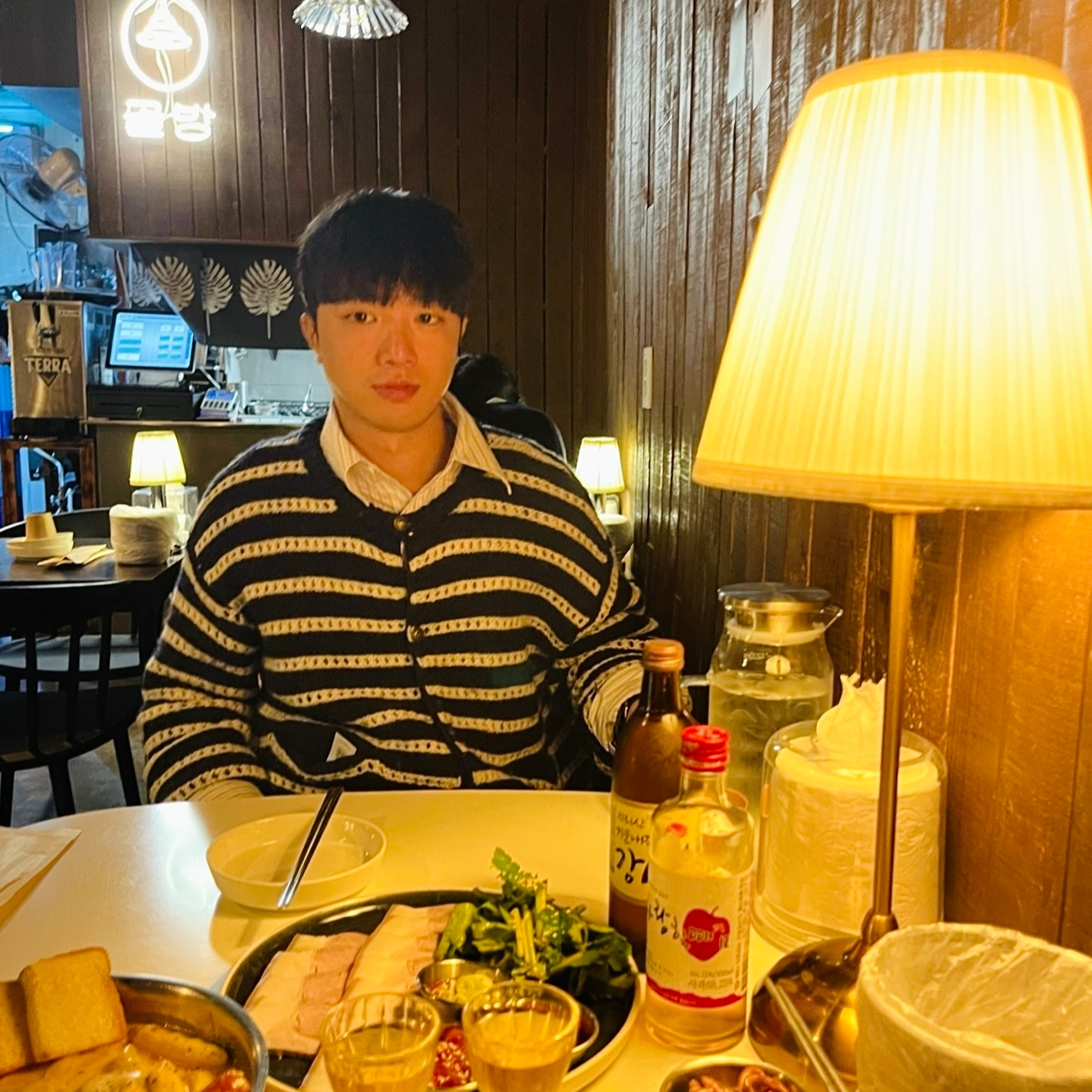 [KREAM 단독 리오더] STU Round Neck Stripe Cardigan Navy, Maison Mihara Yasuhiro Peterson OG Sole Canvas Low-top Sneakers Natural 착용 스타일 - 1