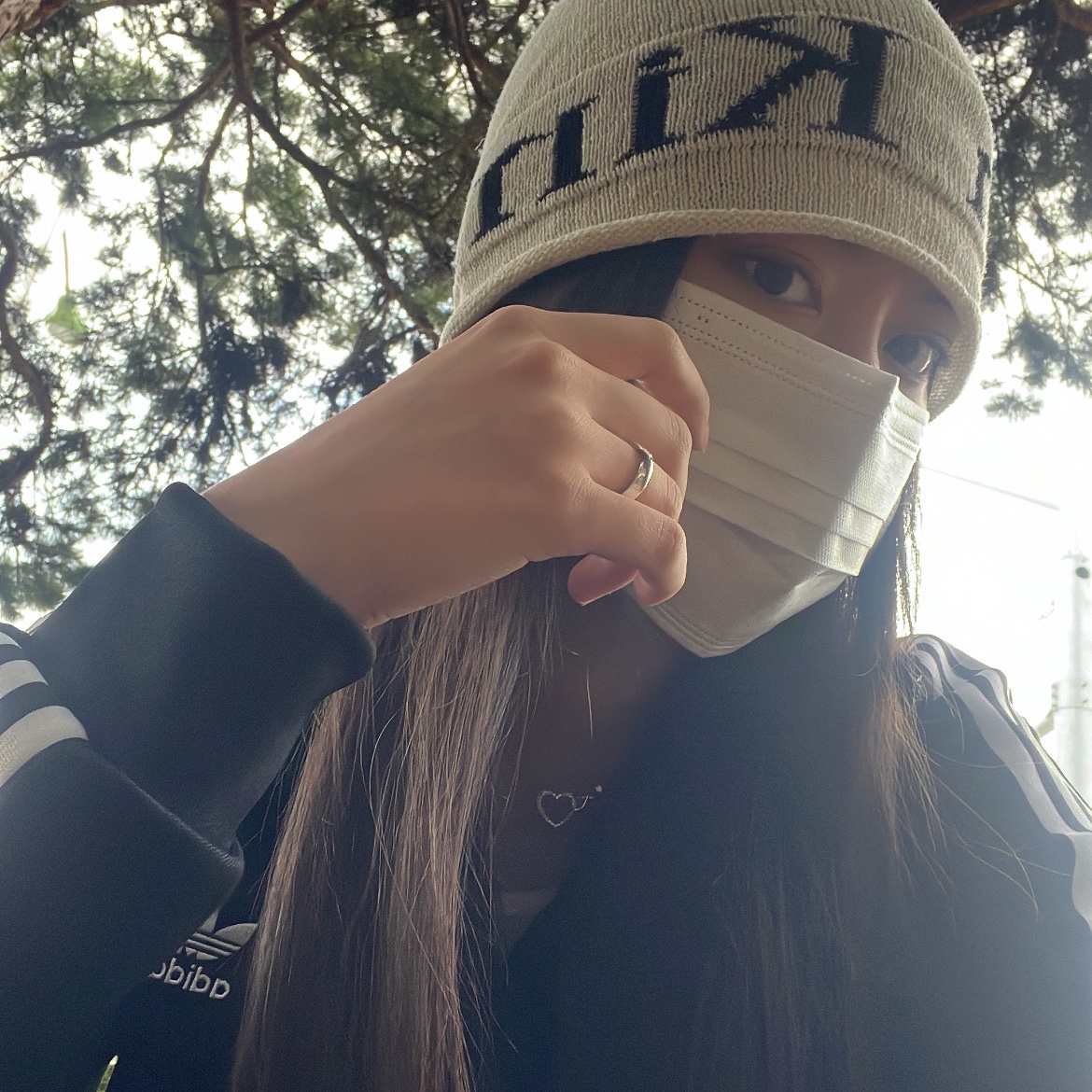 Matin Kim Logo Jacquard Short Beanie White 착용 스타일