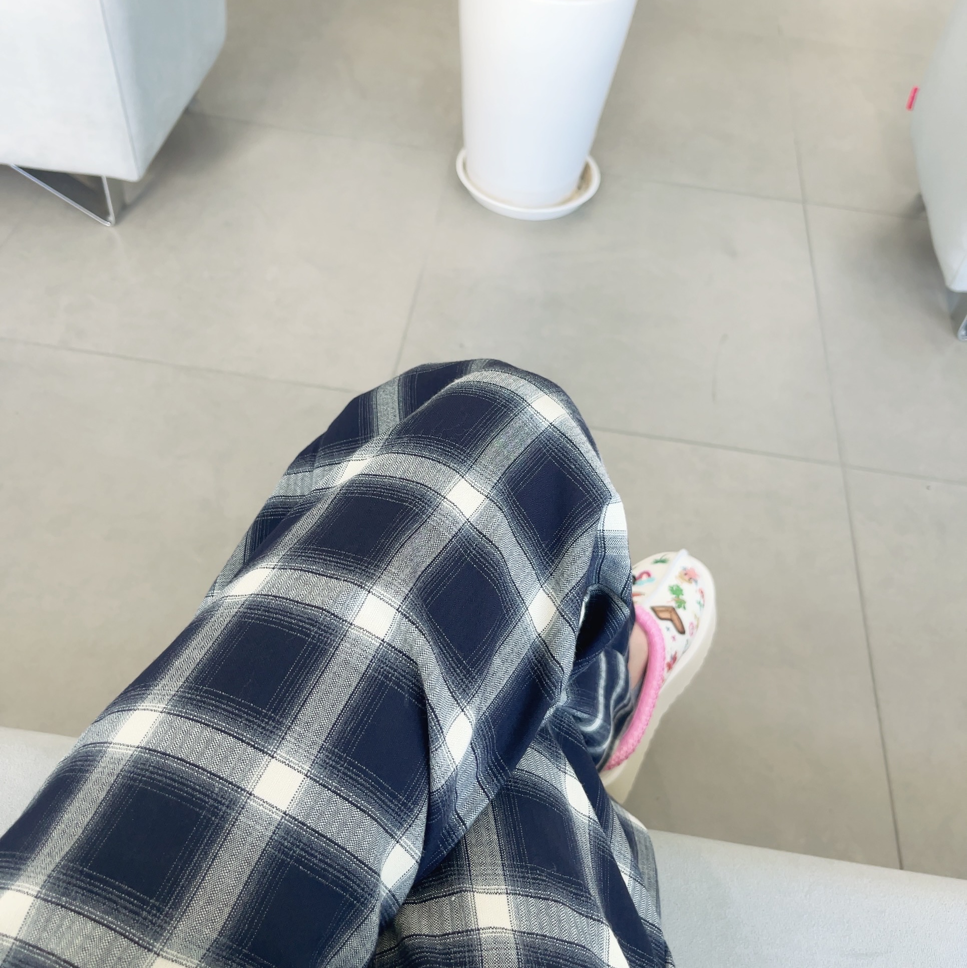 (W) UGG Tazz Pop Sketch White 착용 스타일 - 1