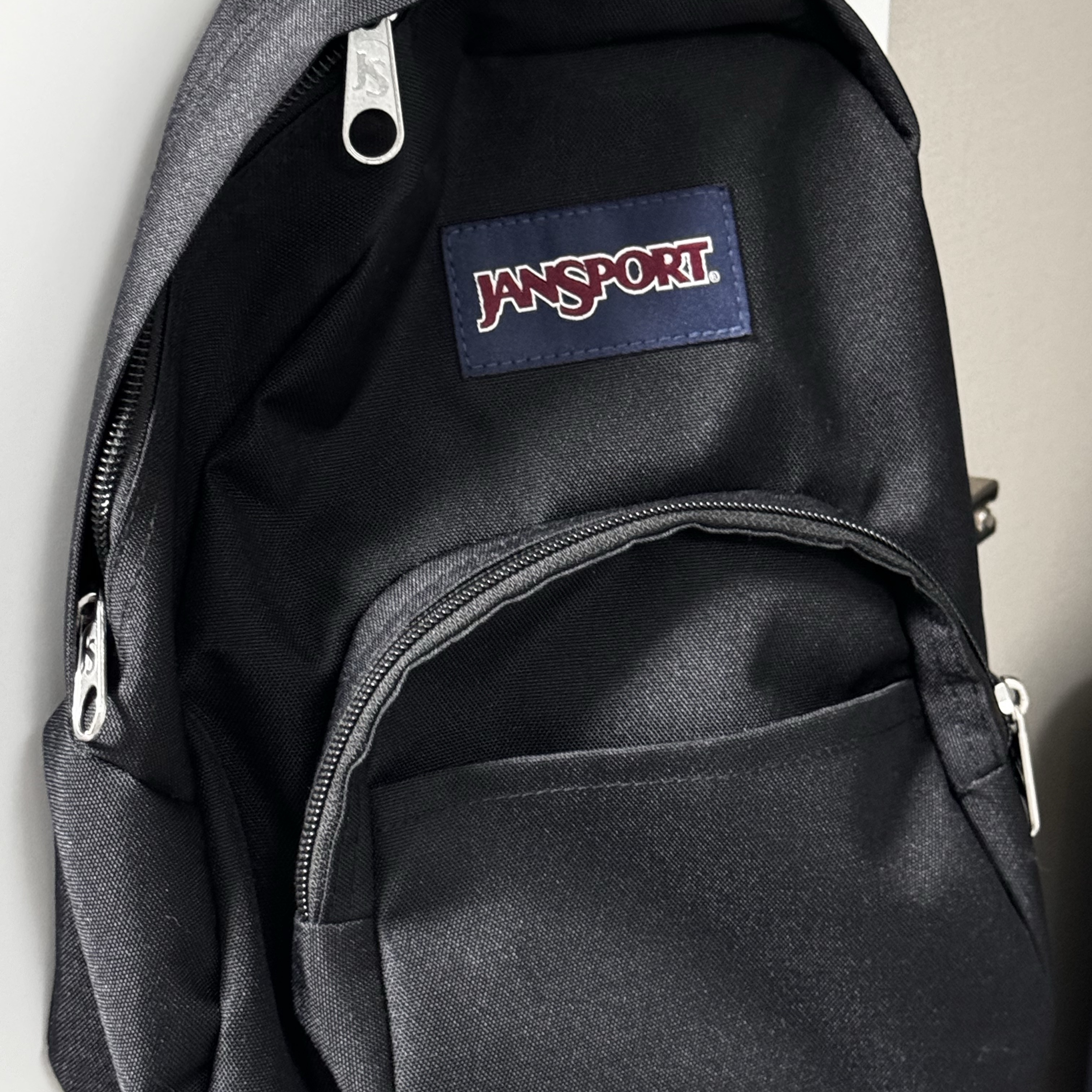 Jansport Half Pint Mini Backpack Black 착용 스타일