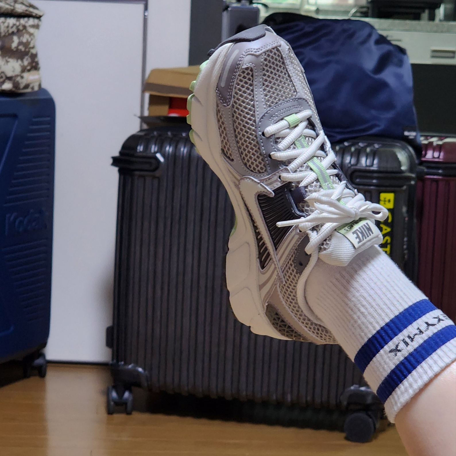 (W) Nike Zoom Vomero 5 Cobblestone and Flat Pewter 착용 스타일
