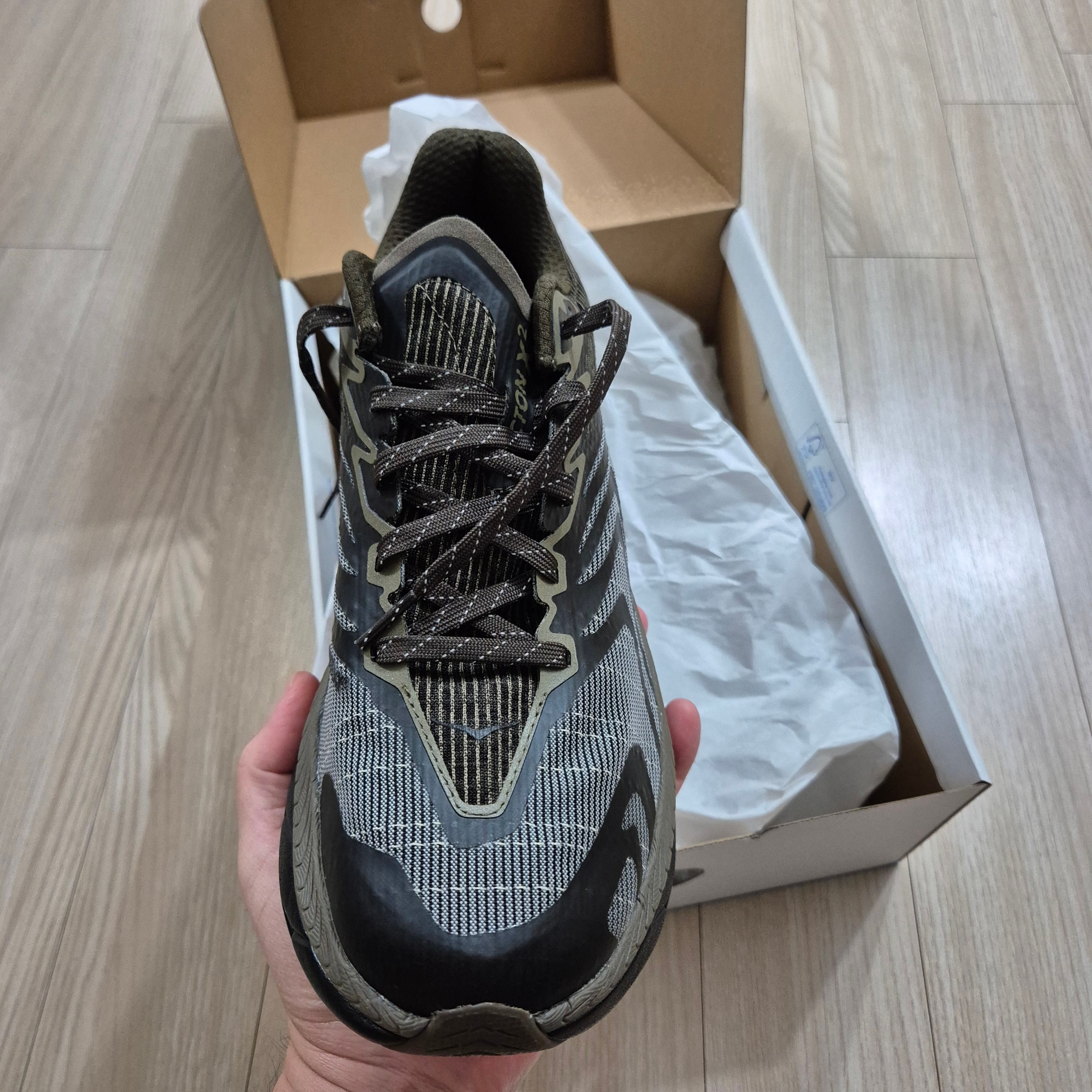 Hoka Tecton X 2 TS Deep Umber Black 착용 스타일 - 4