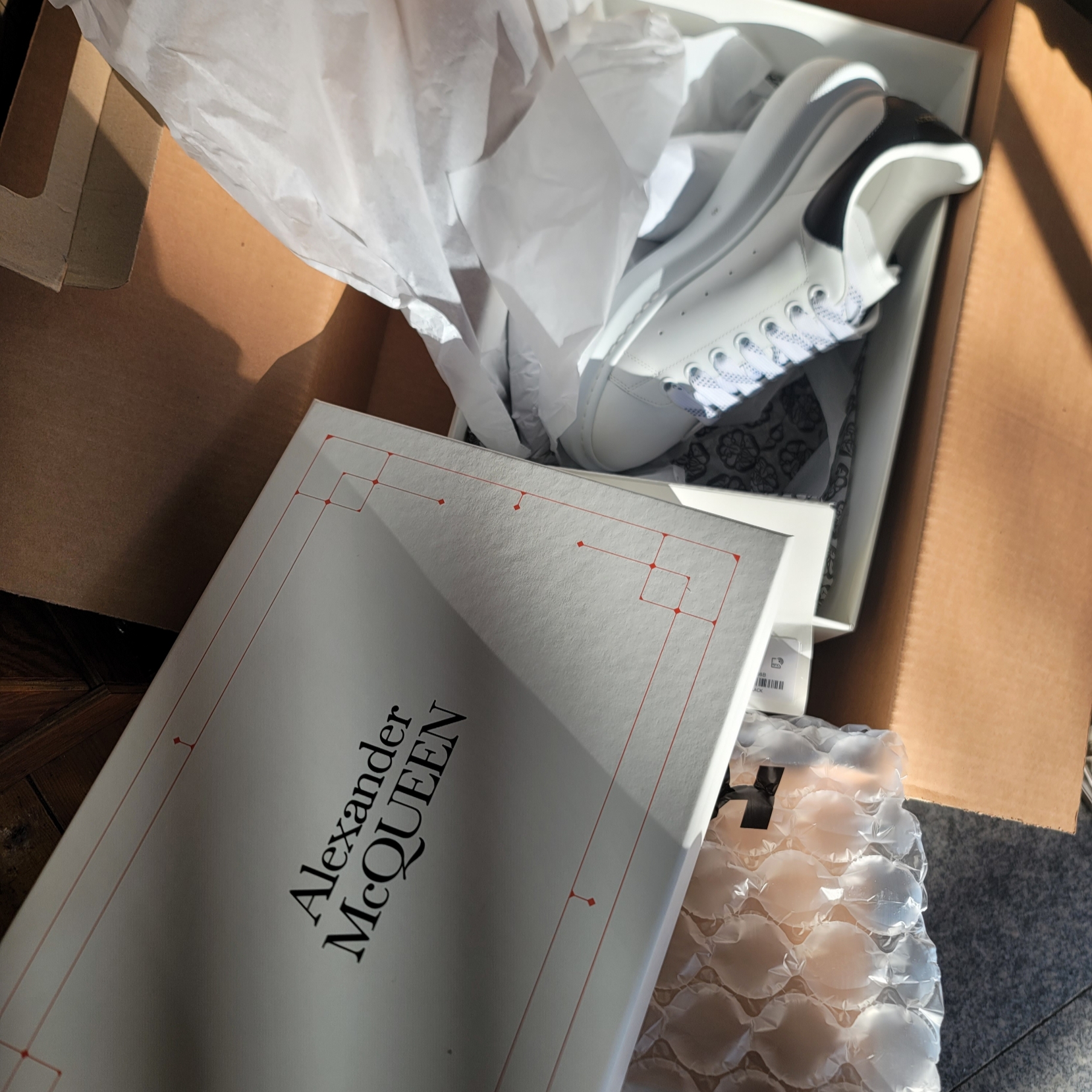 Alexander McQueen Oversized Sneakers White Black 착용 스타일