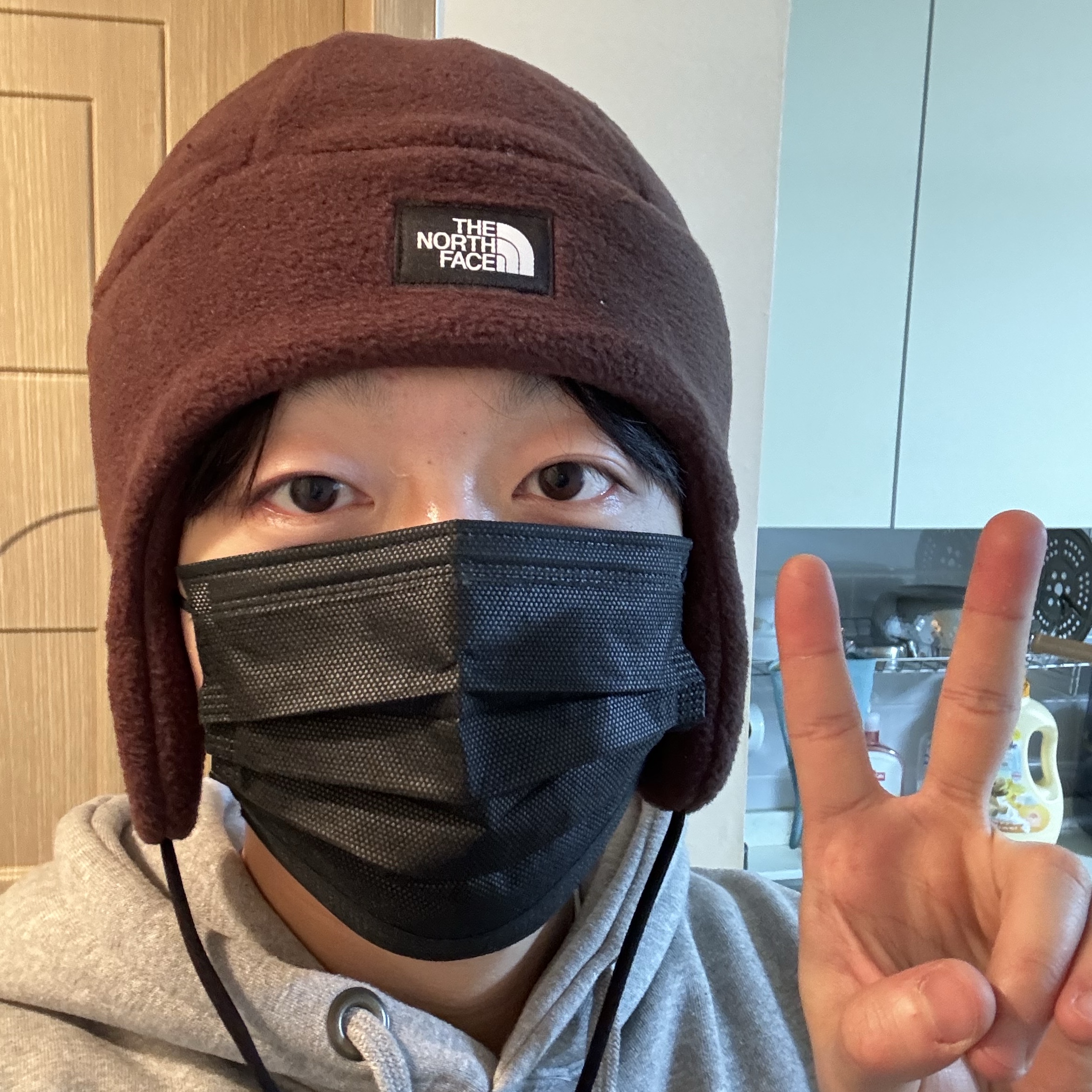 The North Face Fleece Earmuff Beanie Cocoa Brown 착용 스타일 - 1