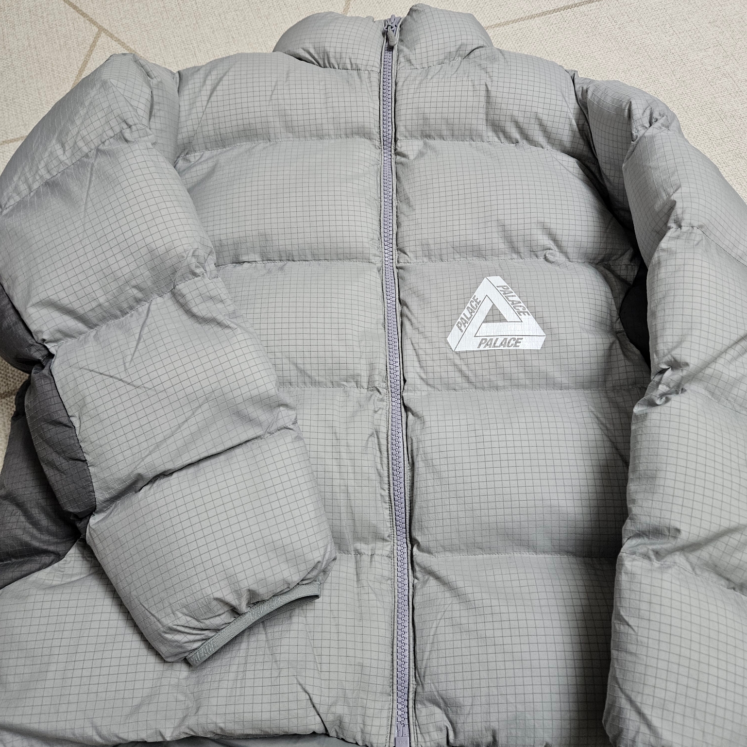 Palace Ripstop Puffa Concrete Grey - 24FW 착용 스타일