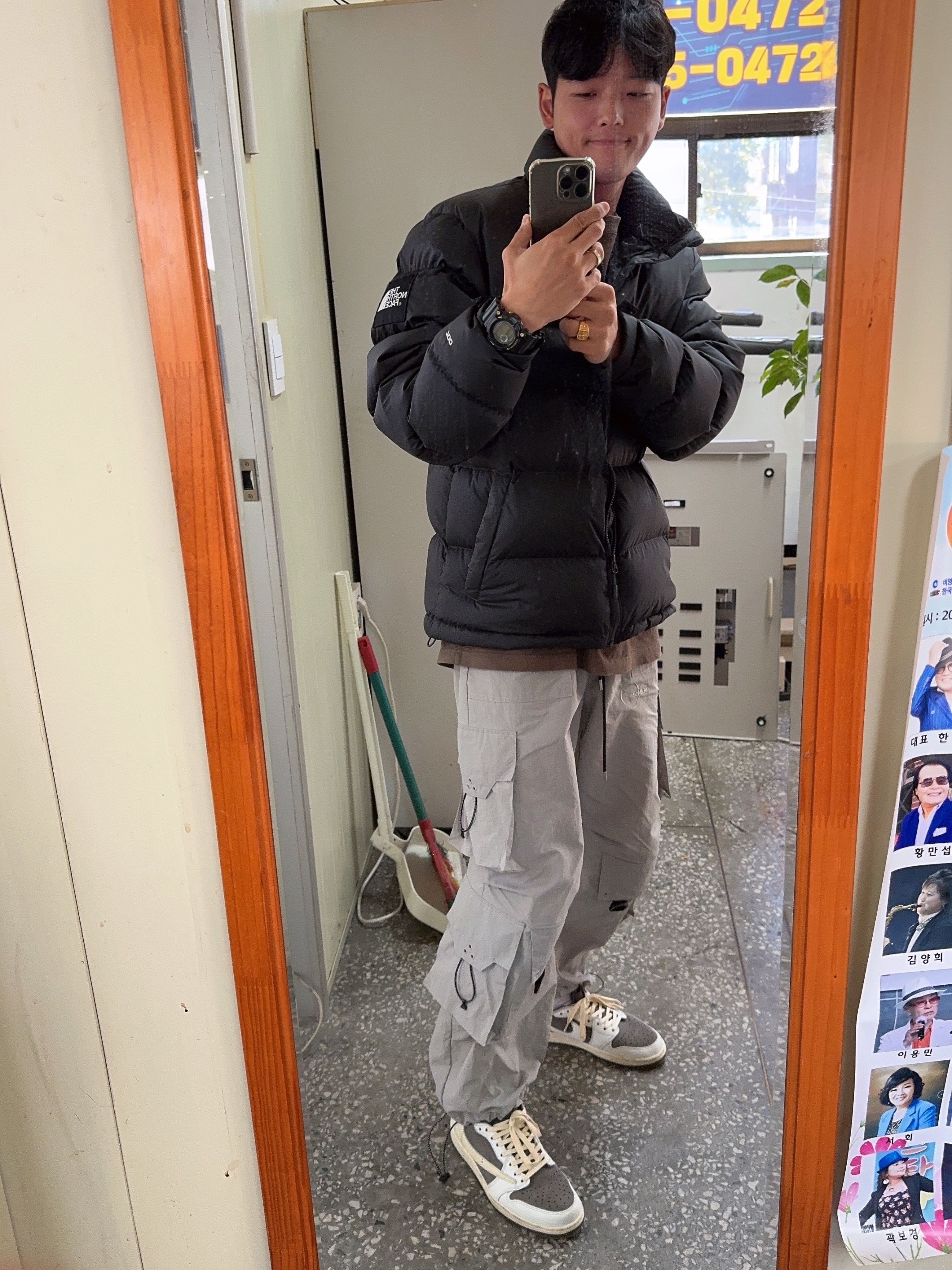 The North Face 1992 Nuptse Jacket Charcoal, Jordan x Travis Scott T-Shirts Palomino (DZ5510-274) 착용 스타일 - 3