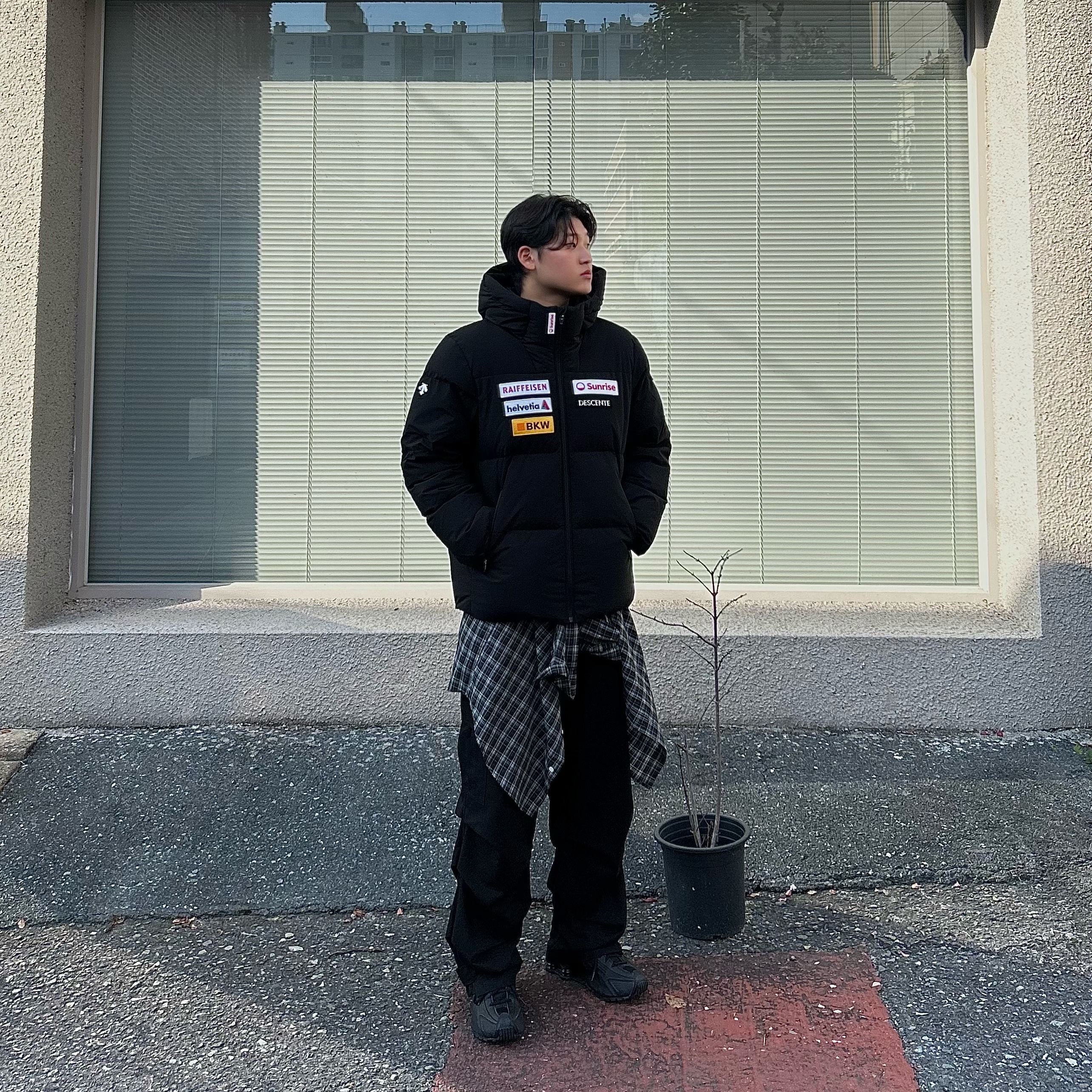 (W) Nike Shox R4 Black, Descente Swiss Ski Original Wappen Hooded Down Jacket Black 착용 스타일 - 2