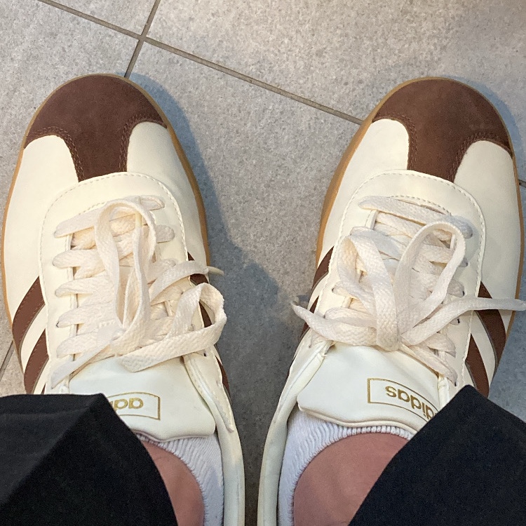 Adidas VL Court 2.0 Cream Brown 착용 스타일