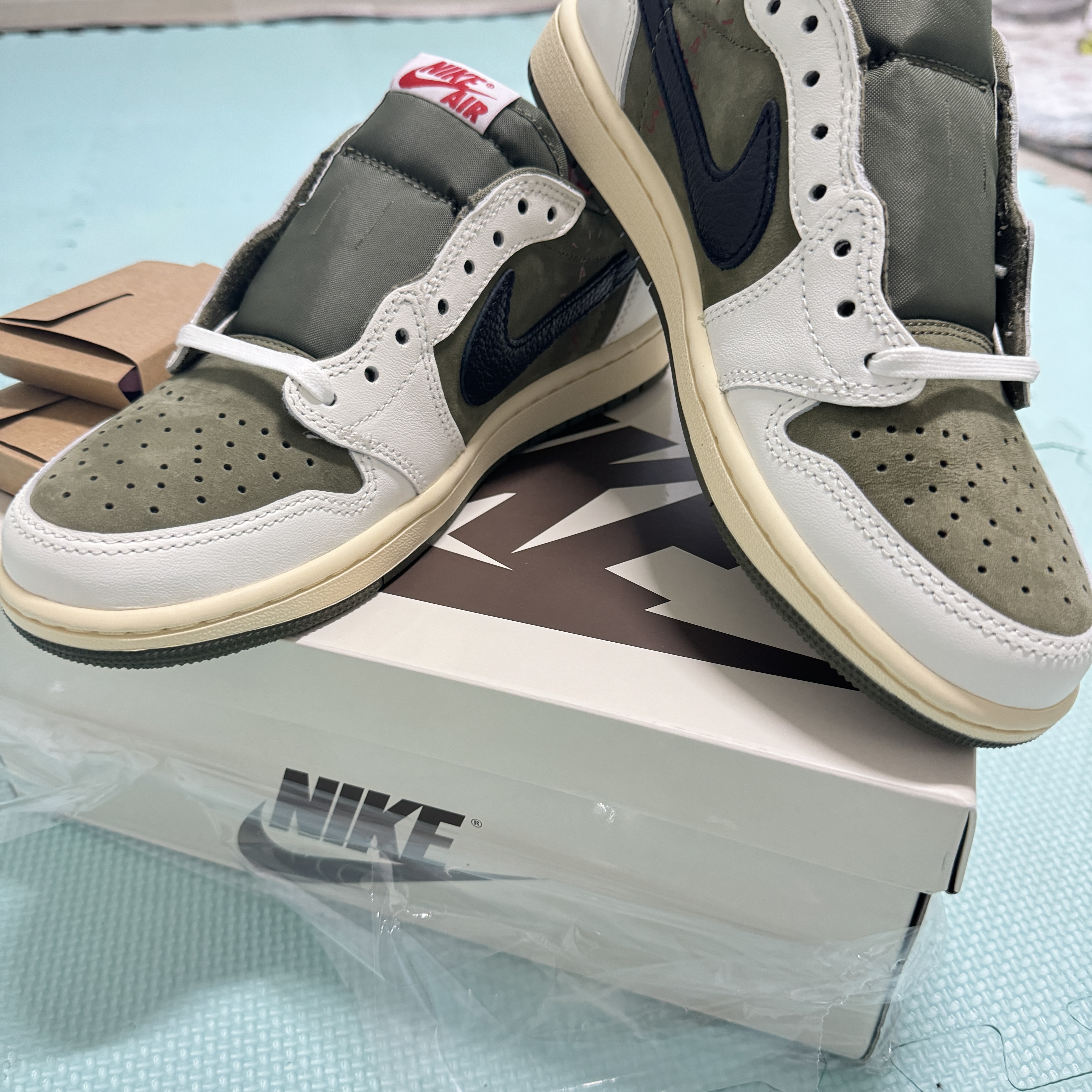 Jordan 1 x Travis Scott Retro Low OG SP Reverse Olive 착용 스타일 - 3