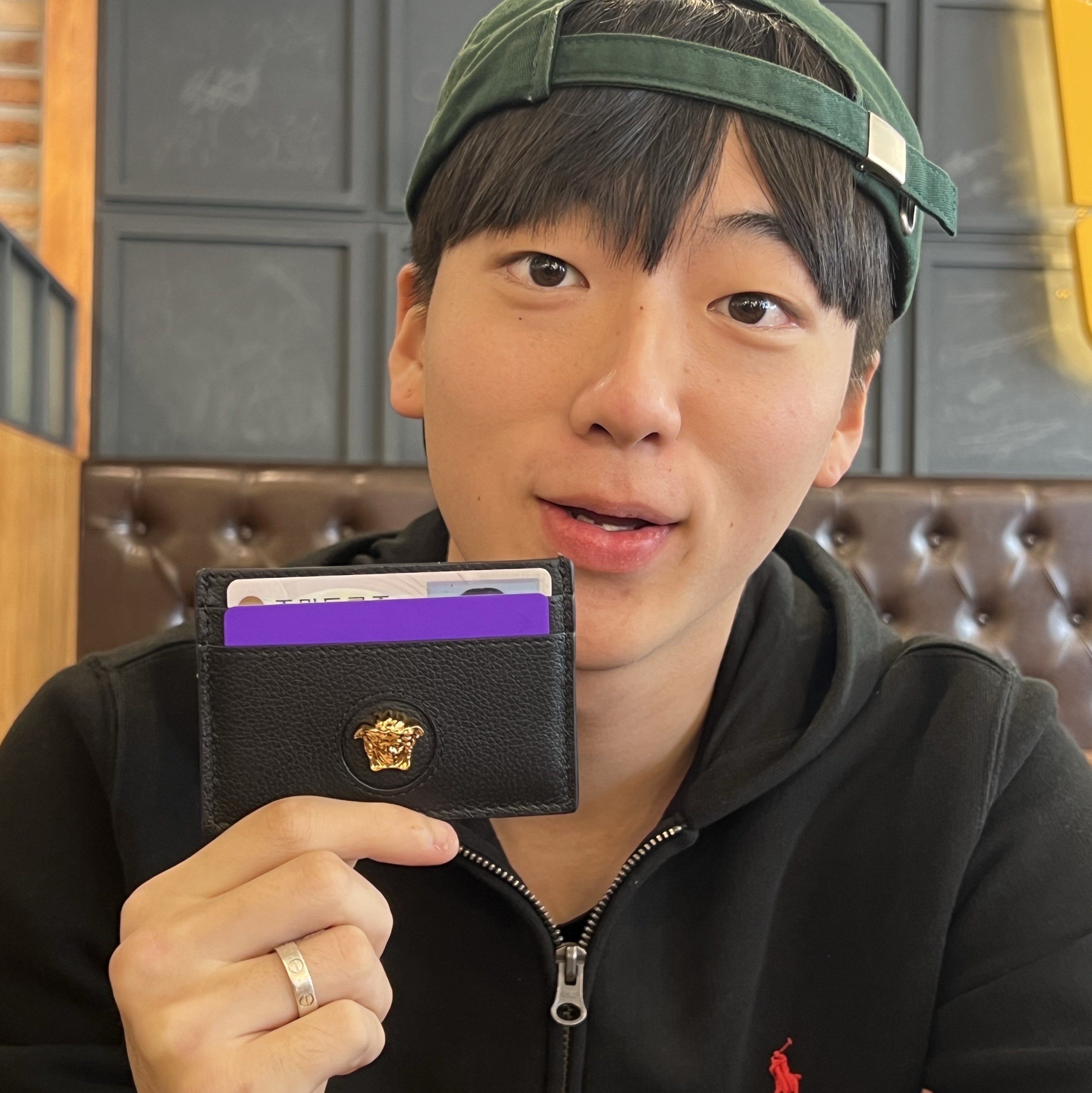 Versace La Medusa Card Case Black 착용 스타일