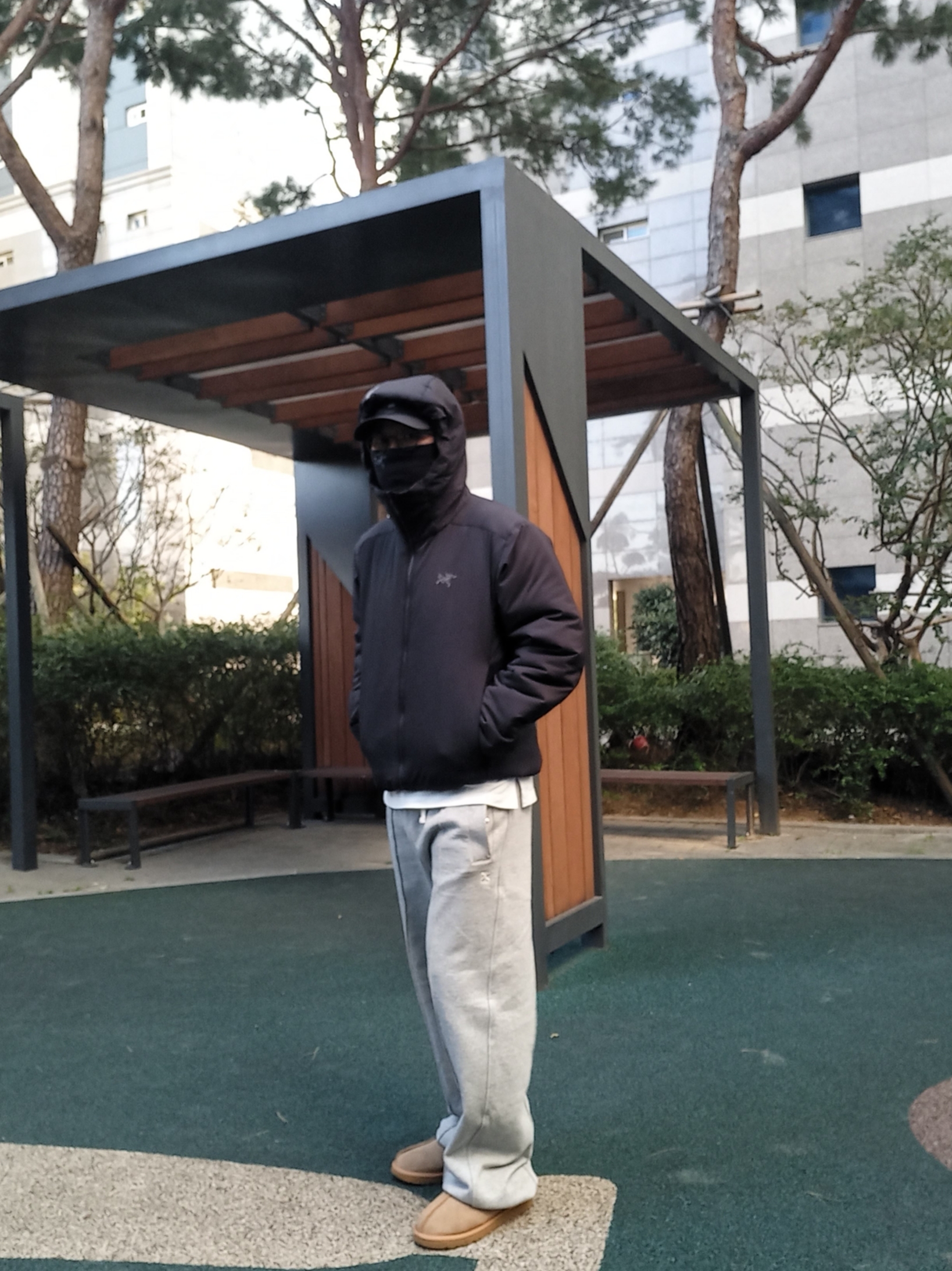 Arc'teryx Atom Heavyweight Hoody Black, UGG Tasman Slipper Chestnut 착용 스타일 - 7