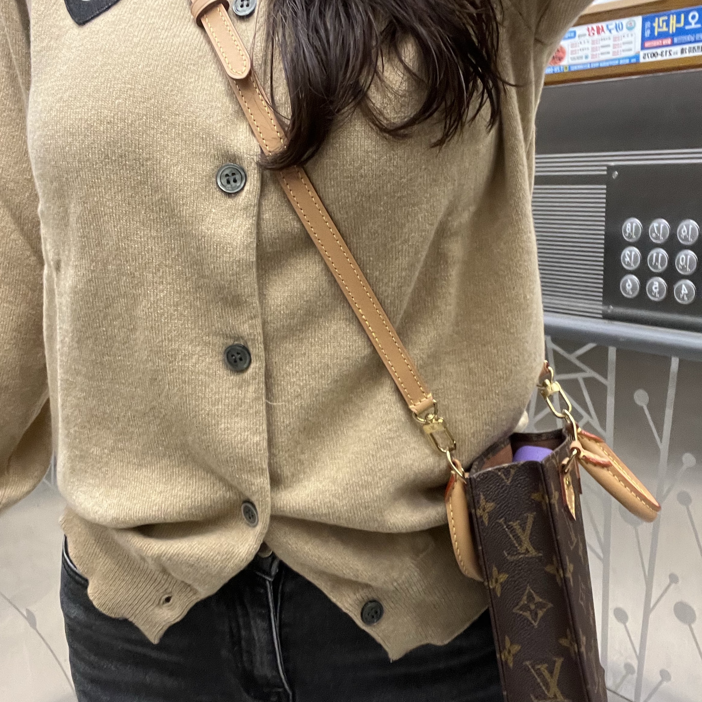 Play Comme des Garcons Black Heart Knit Cardigan Beige, Louis Vuitton Petit Sac Plat Monogram 착용 스타일 - 2