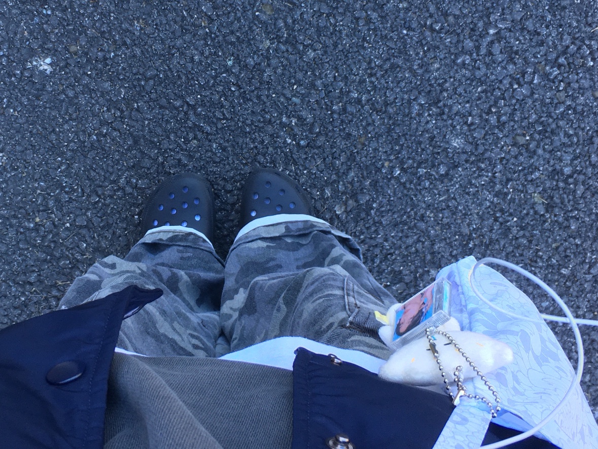 (W) Mischief Rhombus Side Button Up Hoodie Washed Charcoal, NewJeans Supernatural NJ x Murakami Cross Bag Silver (Hyein Ver.) 착용 스타일 - 2