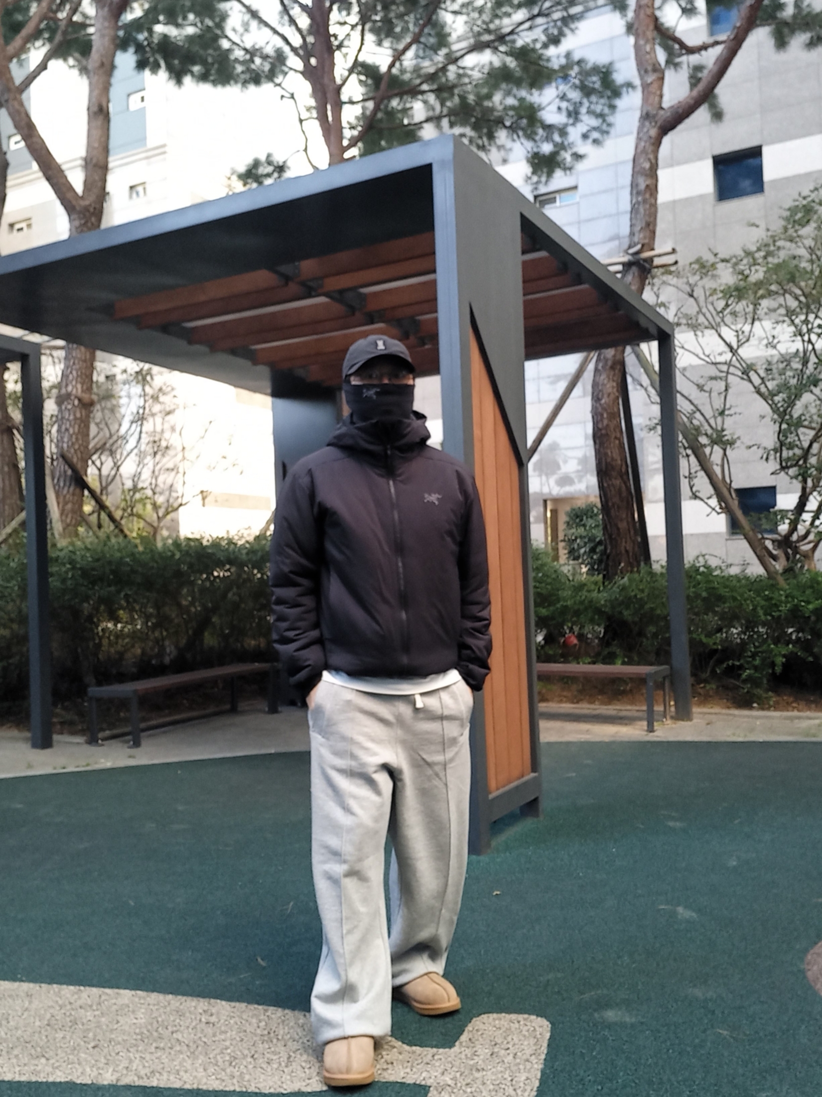 Arc'teryx Atom Heavyweight Hoody Black, UGG Tasman Slipper Chestnut 착용 스타일 - 6