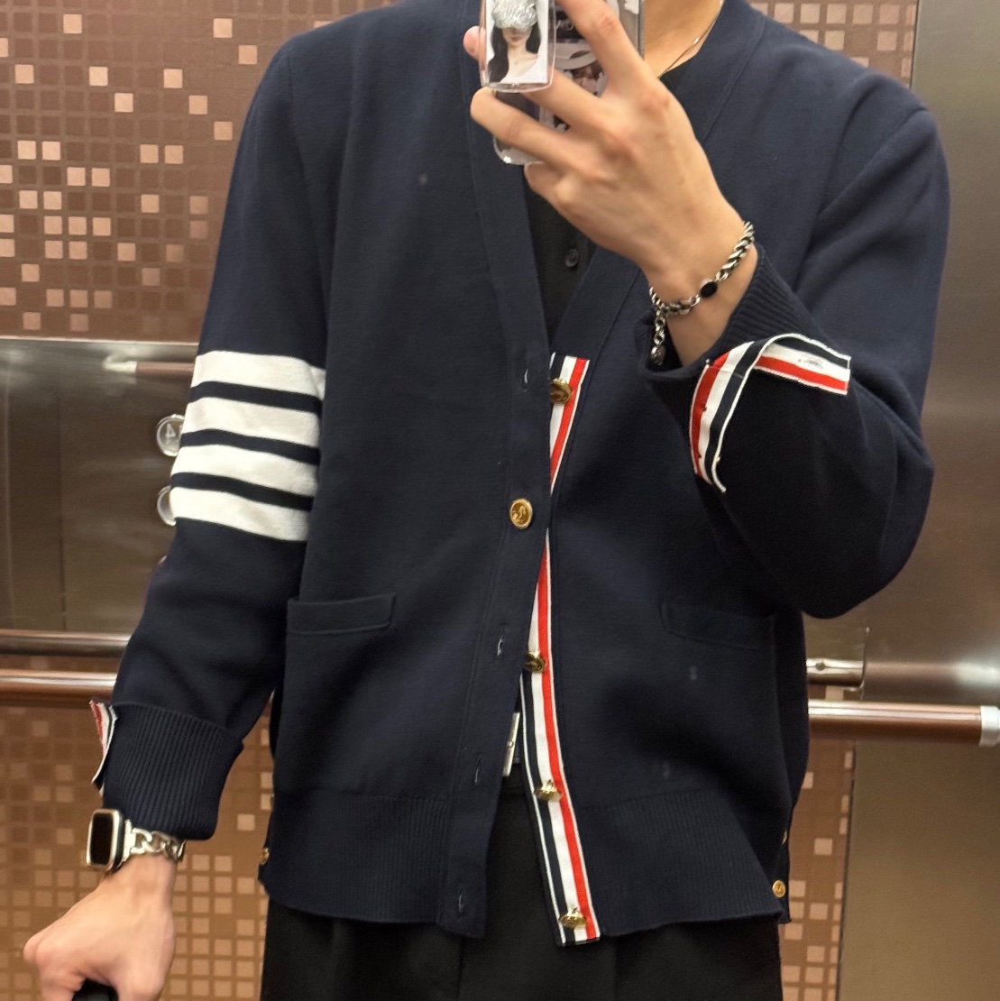 Thom Browne Milano Stitch 4-Bar Cardigan Navy 착용 스타일