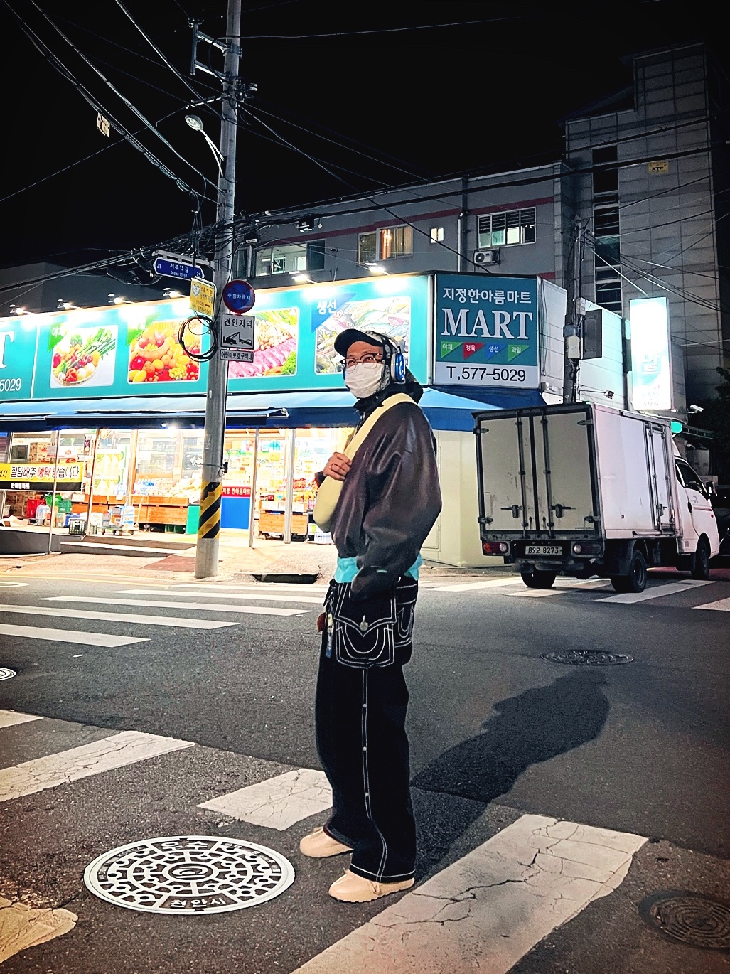 Reebok x Maison Margiela Classic Leather Tabi Shoes Beige, True Religion Guardian Pants Black 착용 스타일 - 5