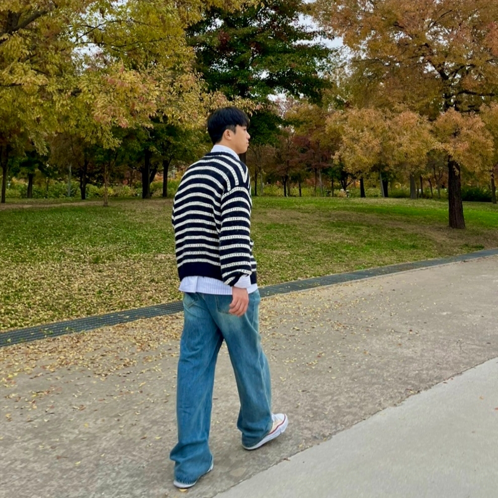 [KREAM 단독 리오더] STU Round Neck Stripe Cardigan Navy, Maison Mihara Yasuhiro Peterson OG Sole Canvas Low-top Sneakers Natural 착용 스타일 - 3