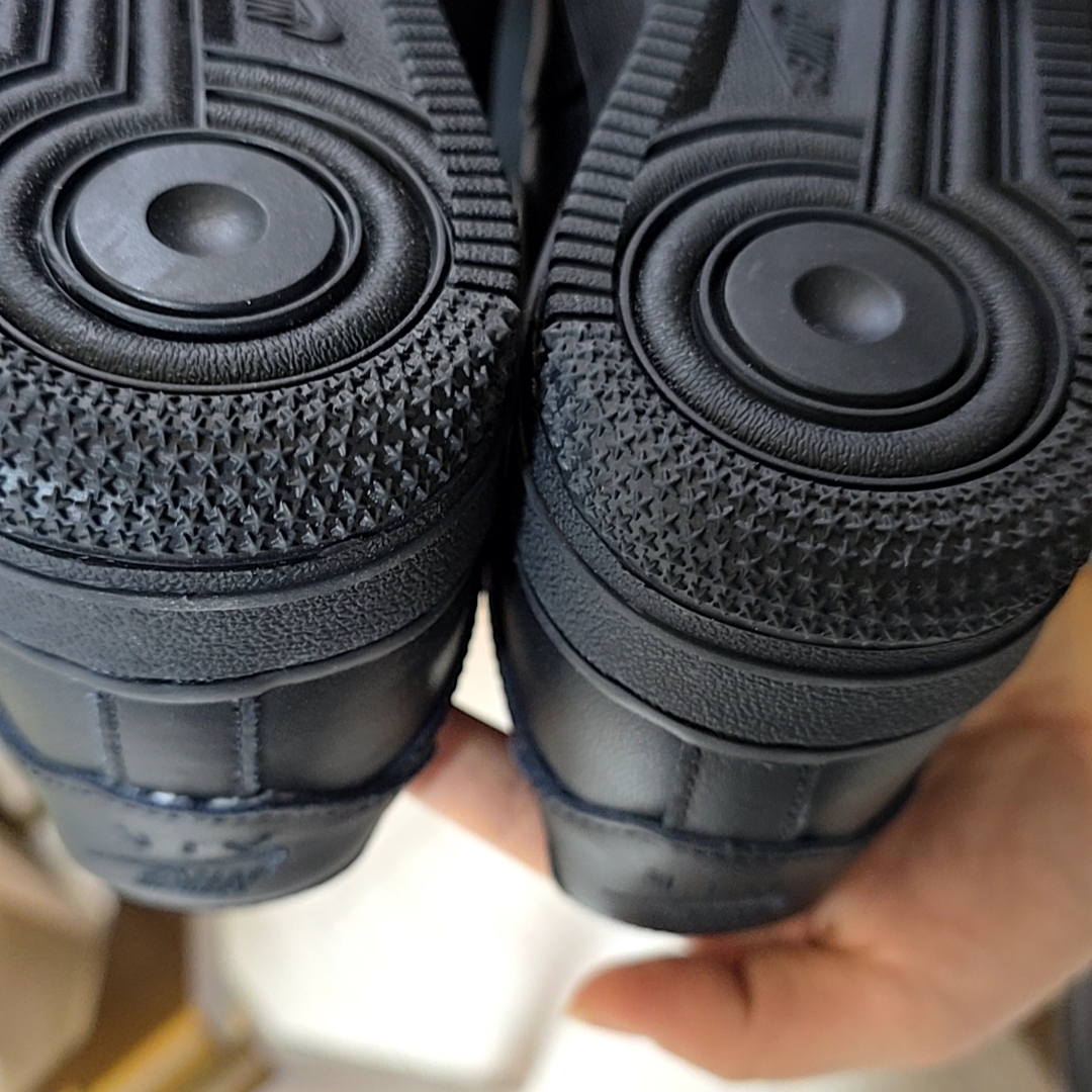 (W) Nike Air Force 1 '07 Low Triple Black 착용 스타일 - 2