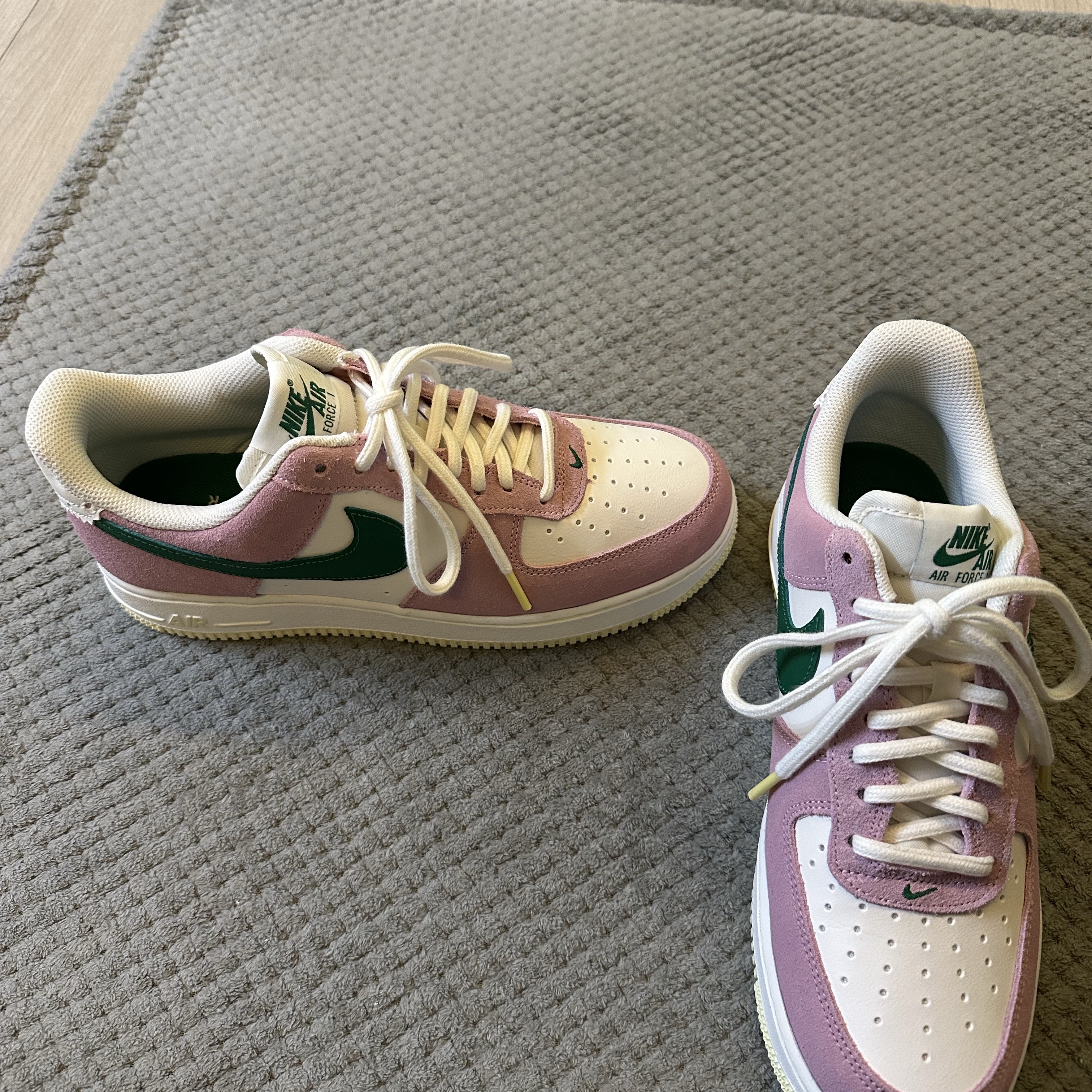 Nike Air Force 1 '07 Sail Medium Soft Pink 착용 스타일 - 1