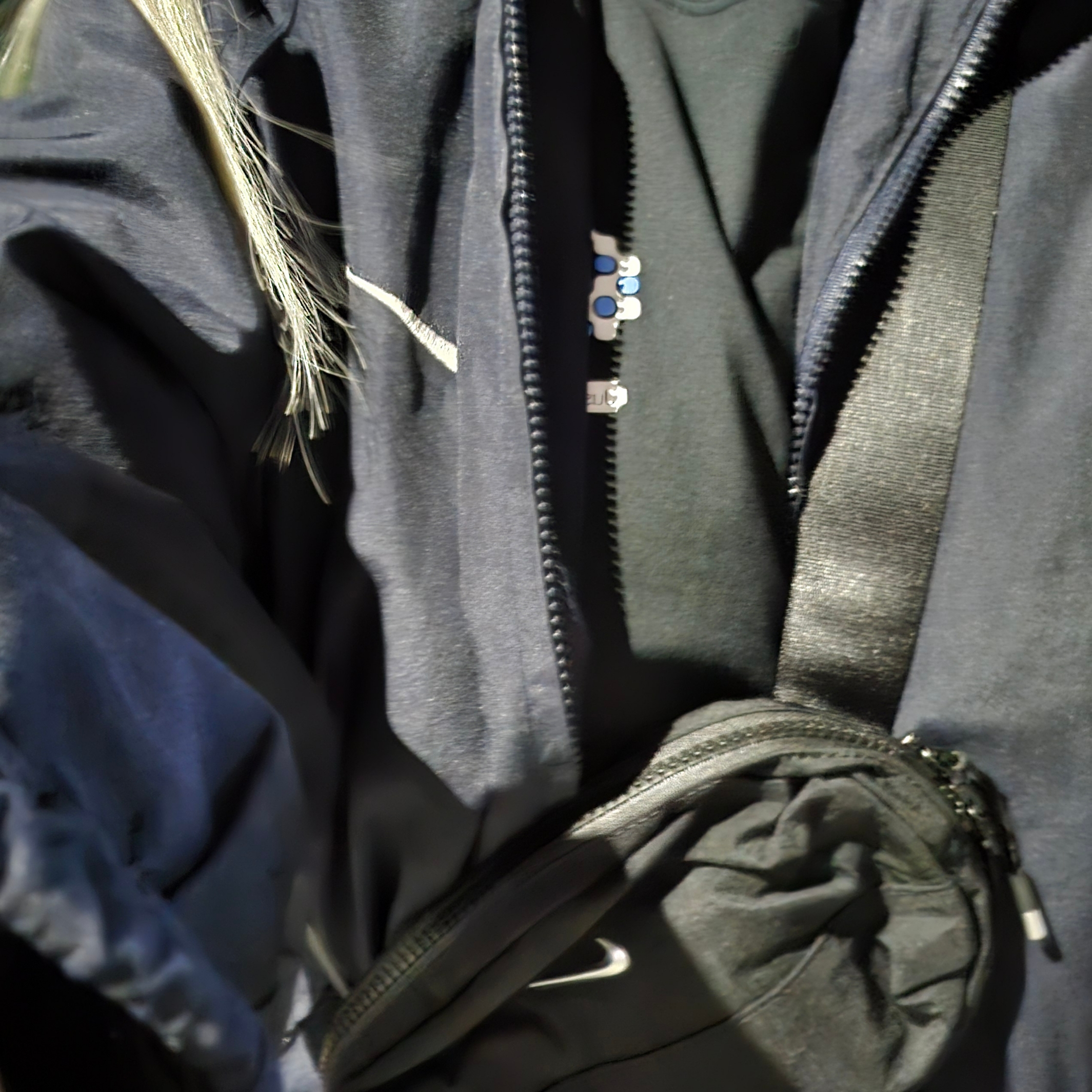 Nike Aura Crossbody Bag 2L Black Matte Silver 착용 스타일