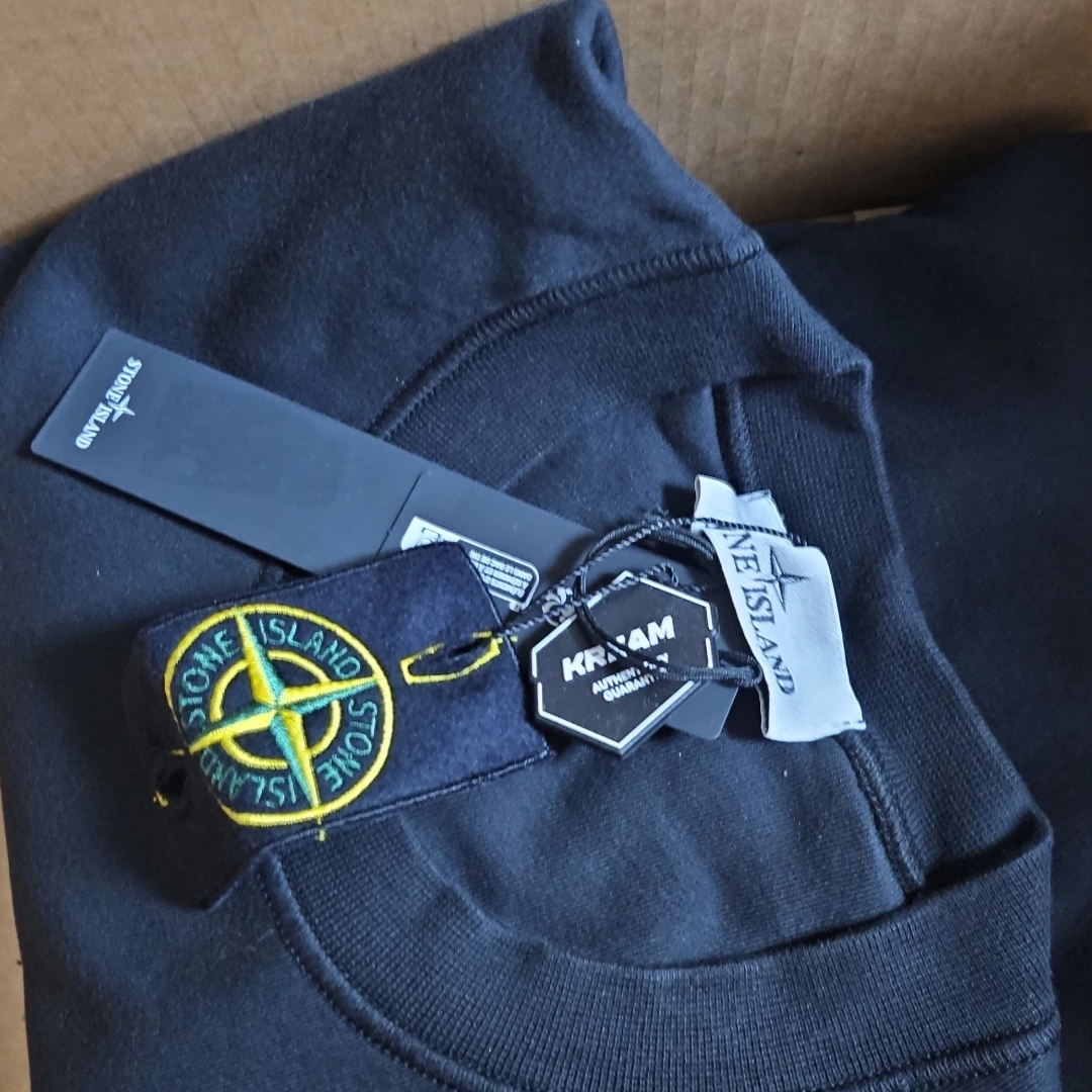 Stone Island 63051 Cotton Fleece Garment Dyed Sweatshirt Black - 24FW 착용 스타일