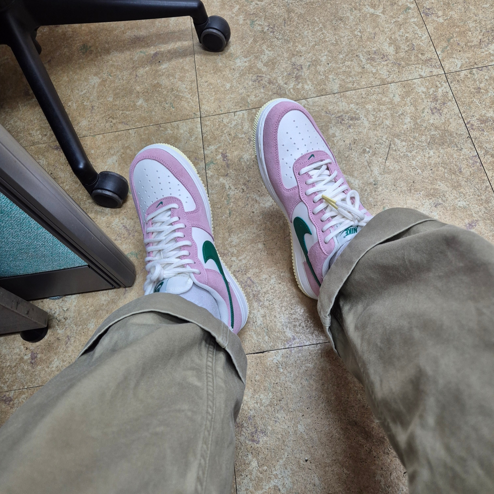 Nike Air Force 1 '07 Sail Medium Soft Pink 착용 스타일 - 2