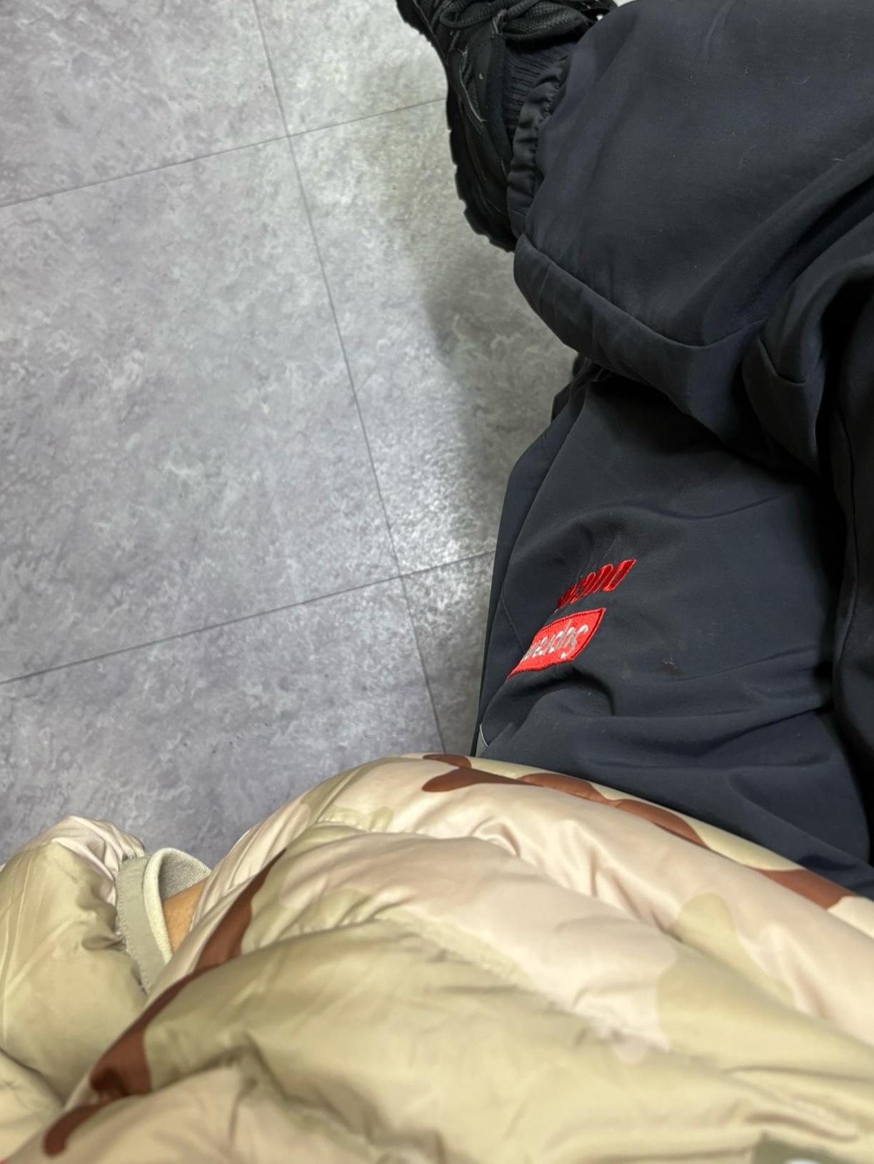 Supreme x Ducati Track Pants Black - 24SS, Supreme Micro Down Half Zip Hooded Pullover Desert Camo - 24FW 착용 스타일