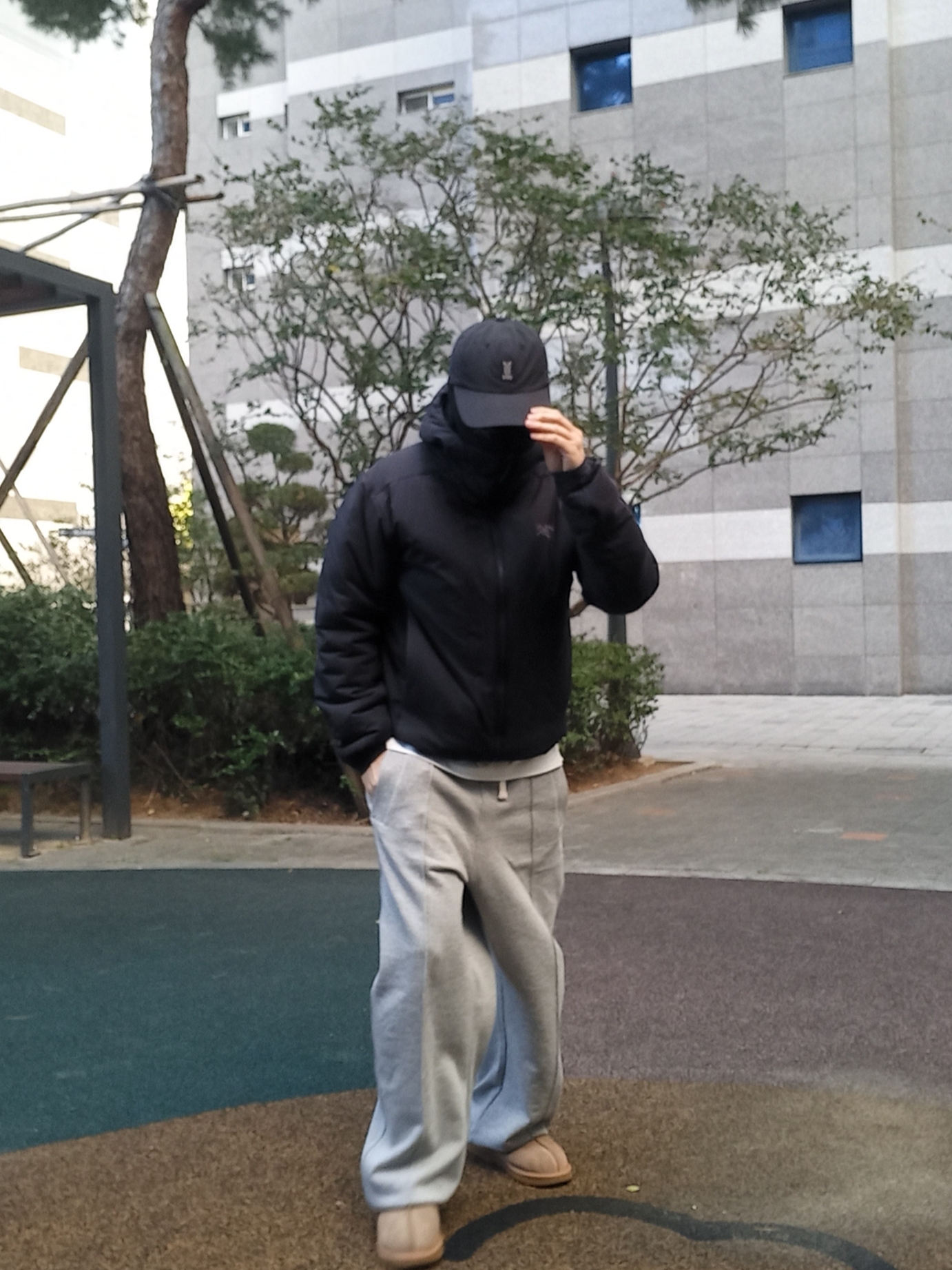 Arc'teryx Atom Heavyweight Hoody Black, UGG Tasman Slipper Chestnut 착용 스타일 - 5