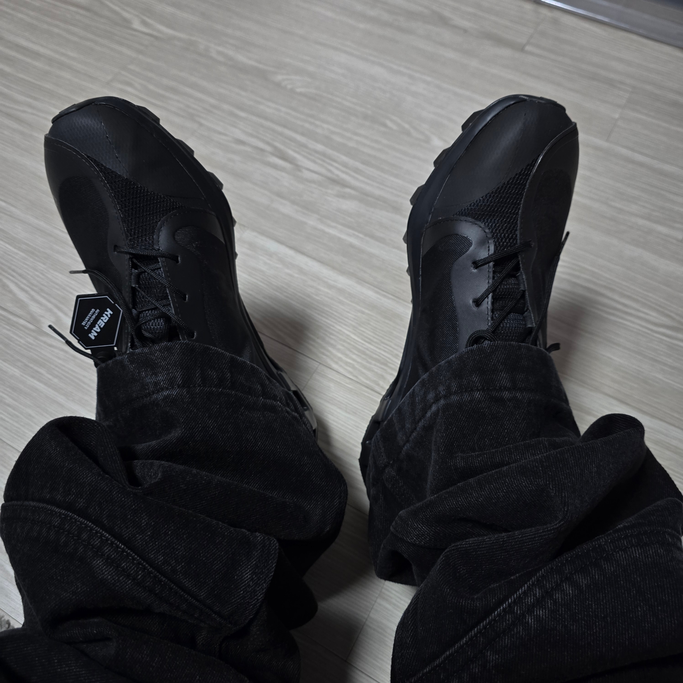 On Running x Post Archive Faction (Paf) Cloudventure Peak All Black 착용 스타일 - 1