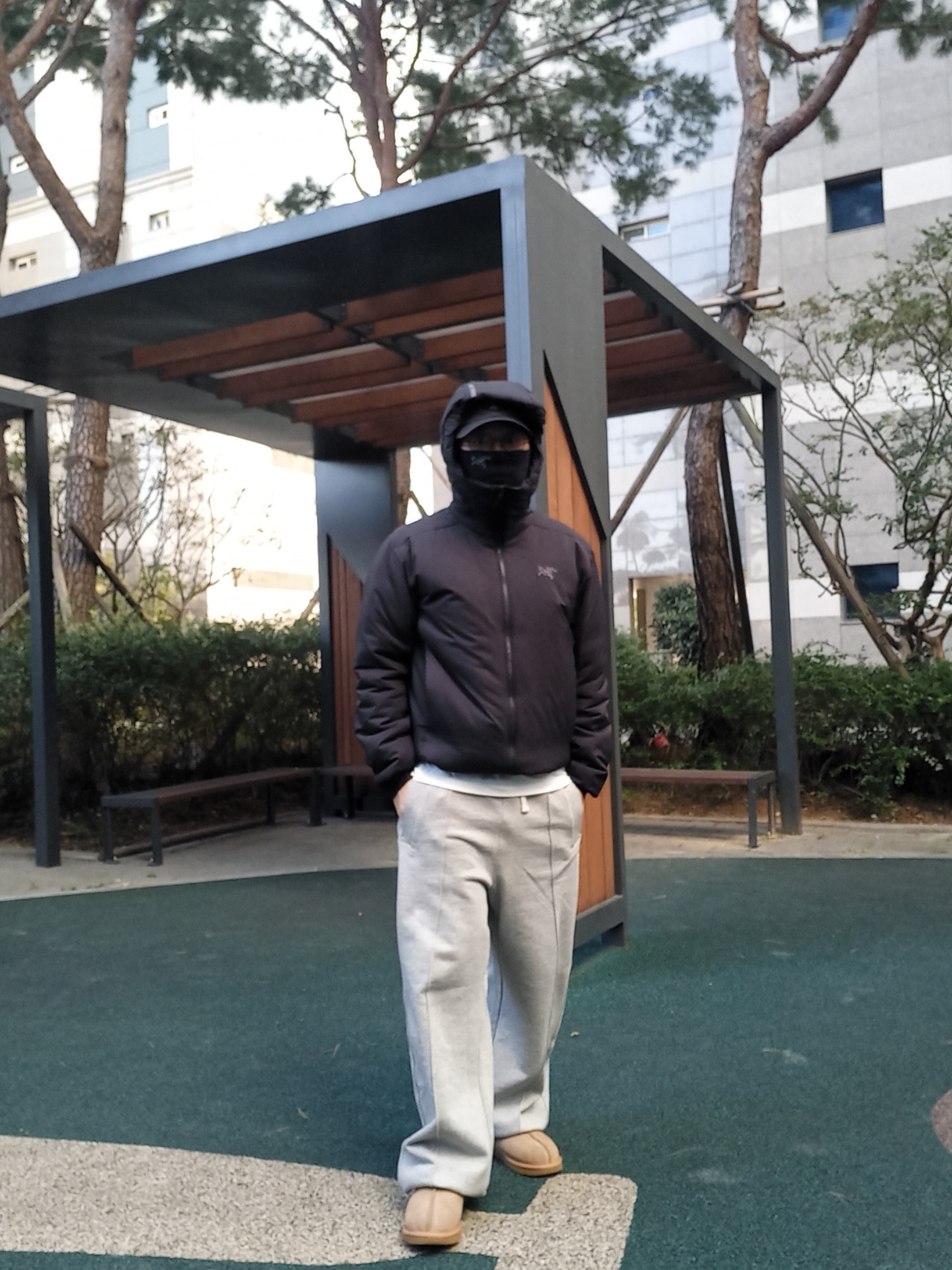 Arc'teryx Atom Heavyweight Hoody Black, UGG Tasman Slipper Chestnut 착용 스타일 - 8