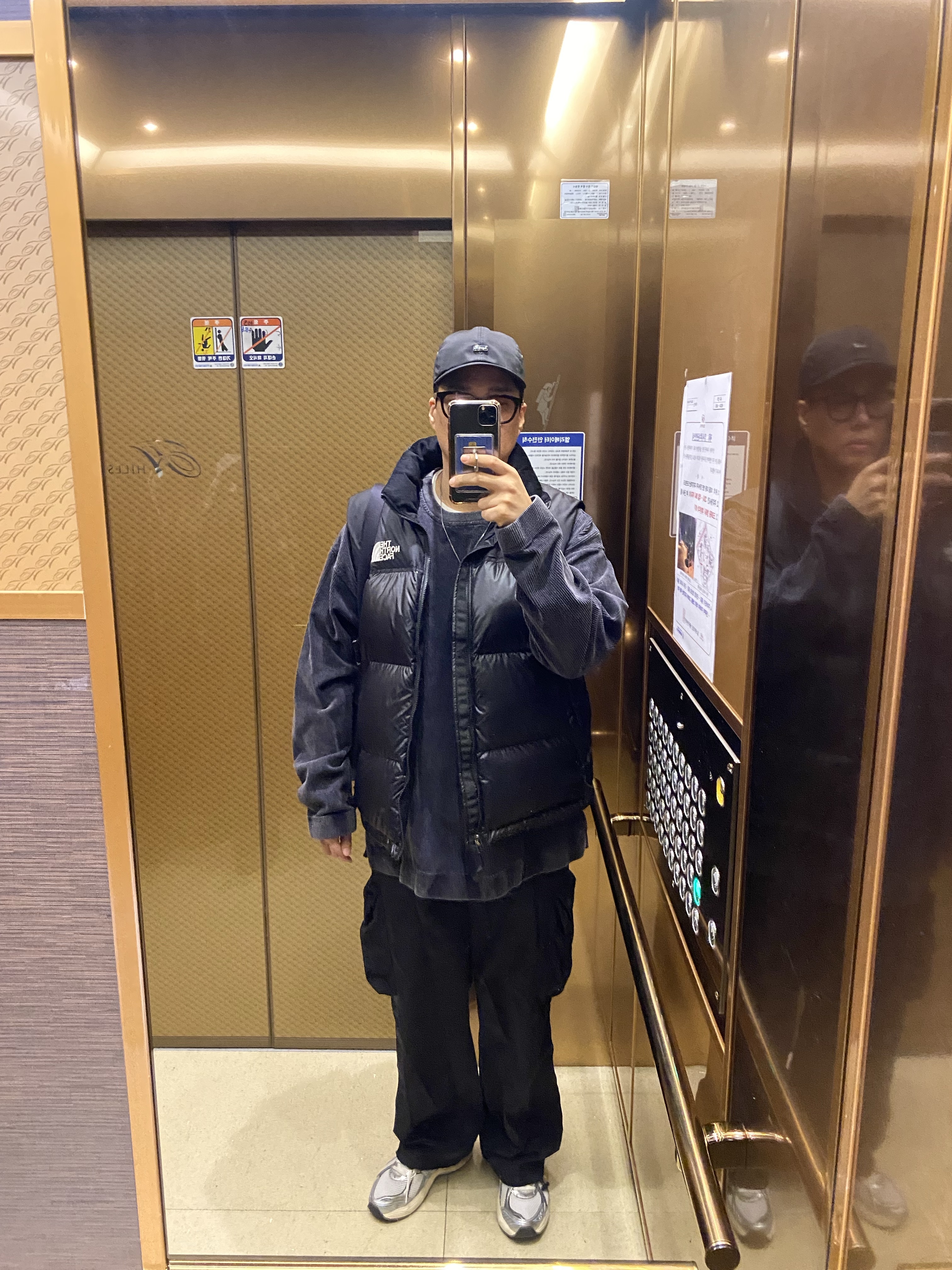 Supreme Enamel Logo 6-Panel Black - 23FW, The North Face Nuptse On Ball Vest Black 착용 스타일