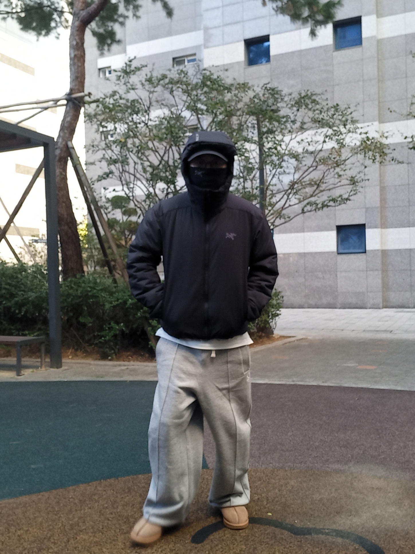 Arc'teryx Atom Heavyweight Hoody Black, UGG Tasman Slipper Chestnut 착용 스타일 - 1