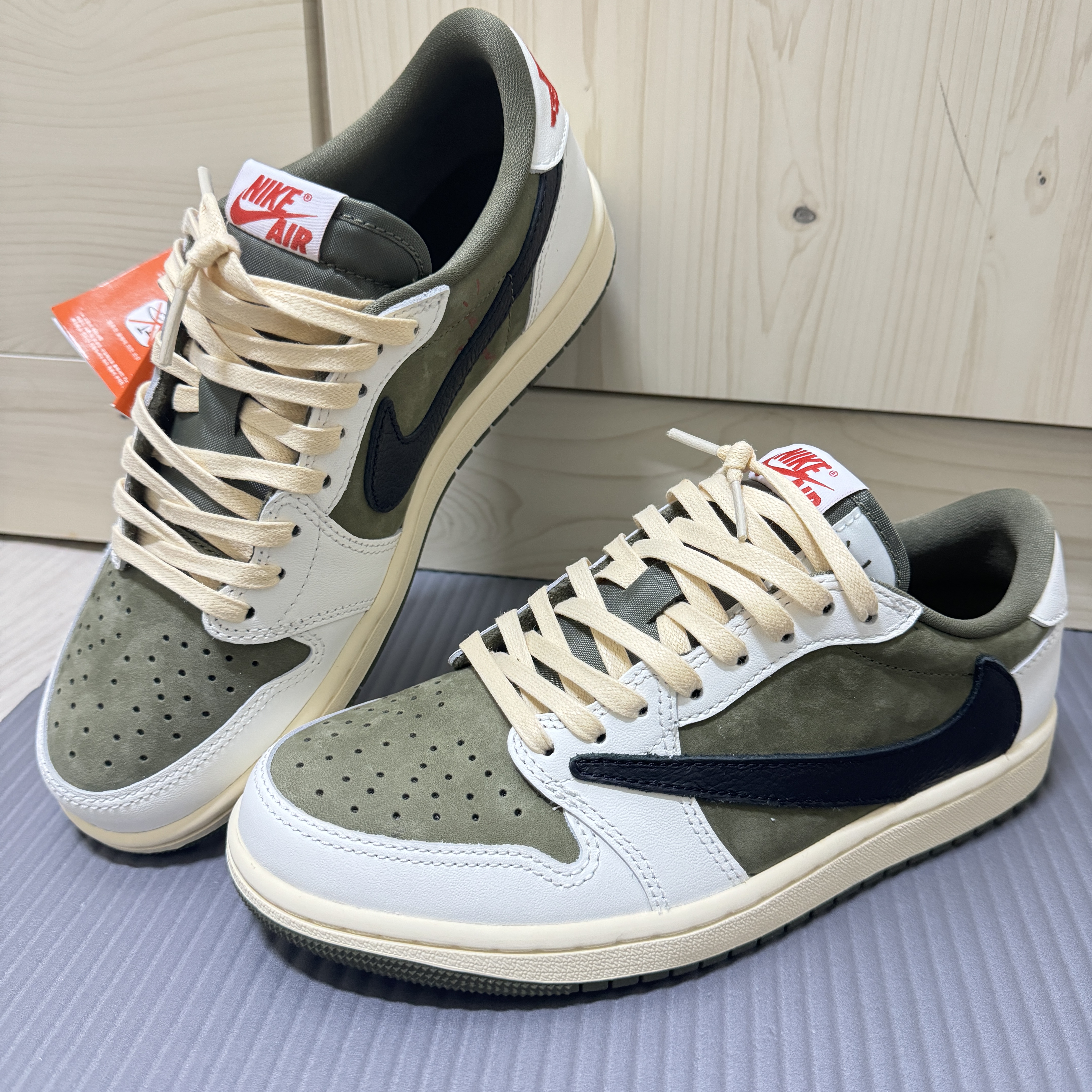 Jordan 1 x Travis Scott Retro Low OG SP Reverse Olive 착용 스타일 - 7