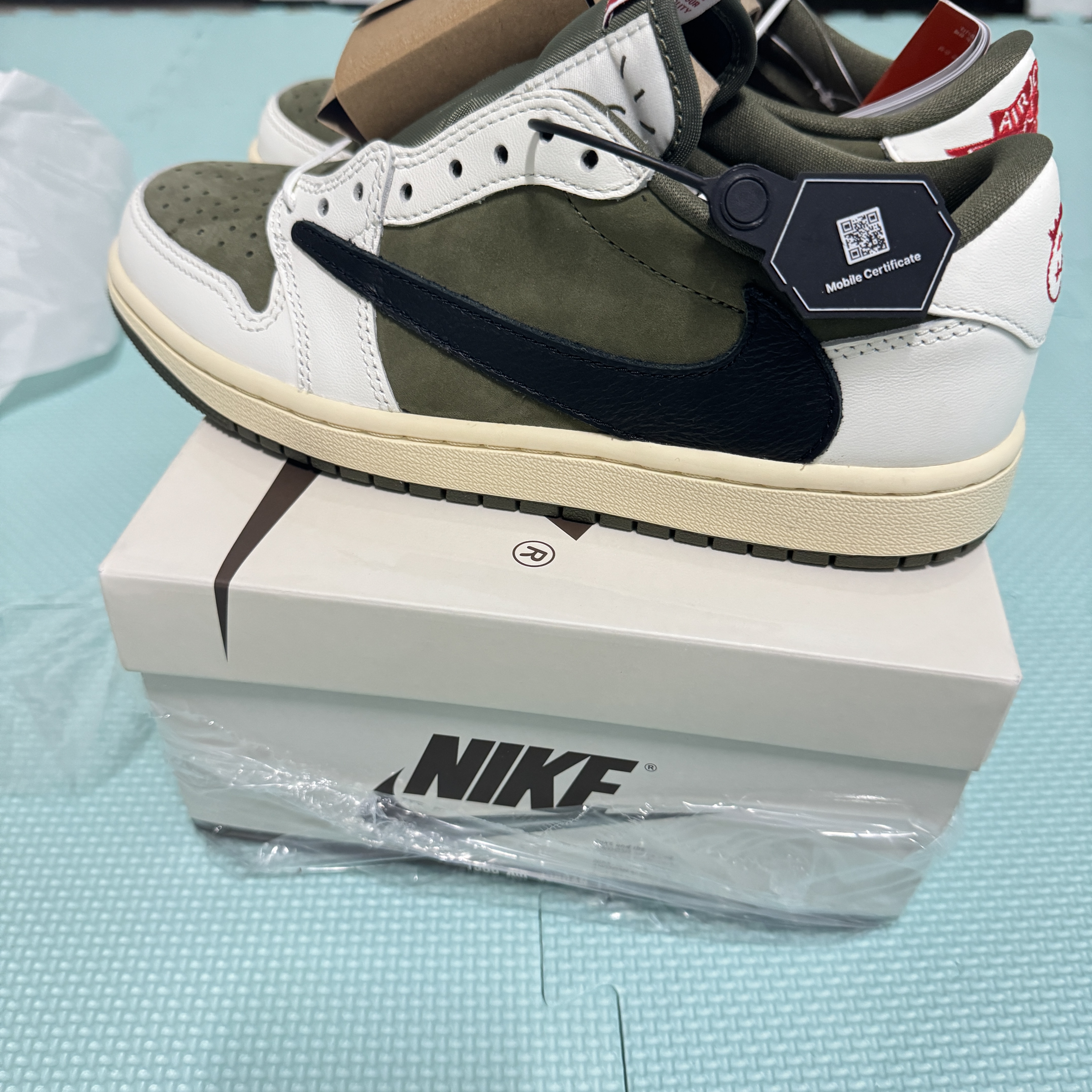 Jordan 1 x Travis Scott Retro Low OG SP Reverse Olive 착용 스타일 - 4