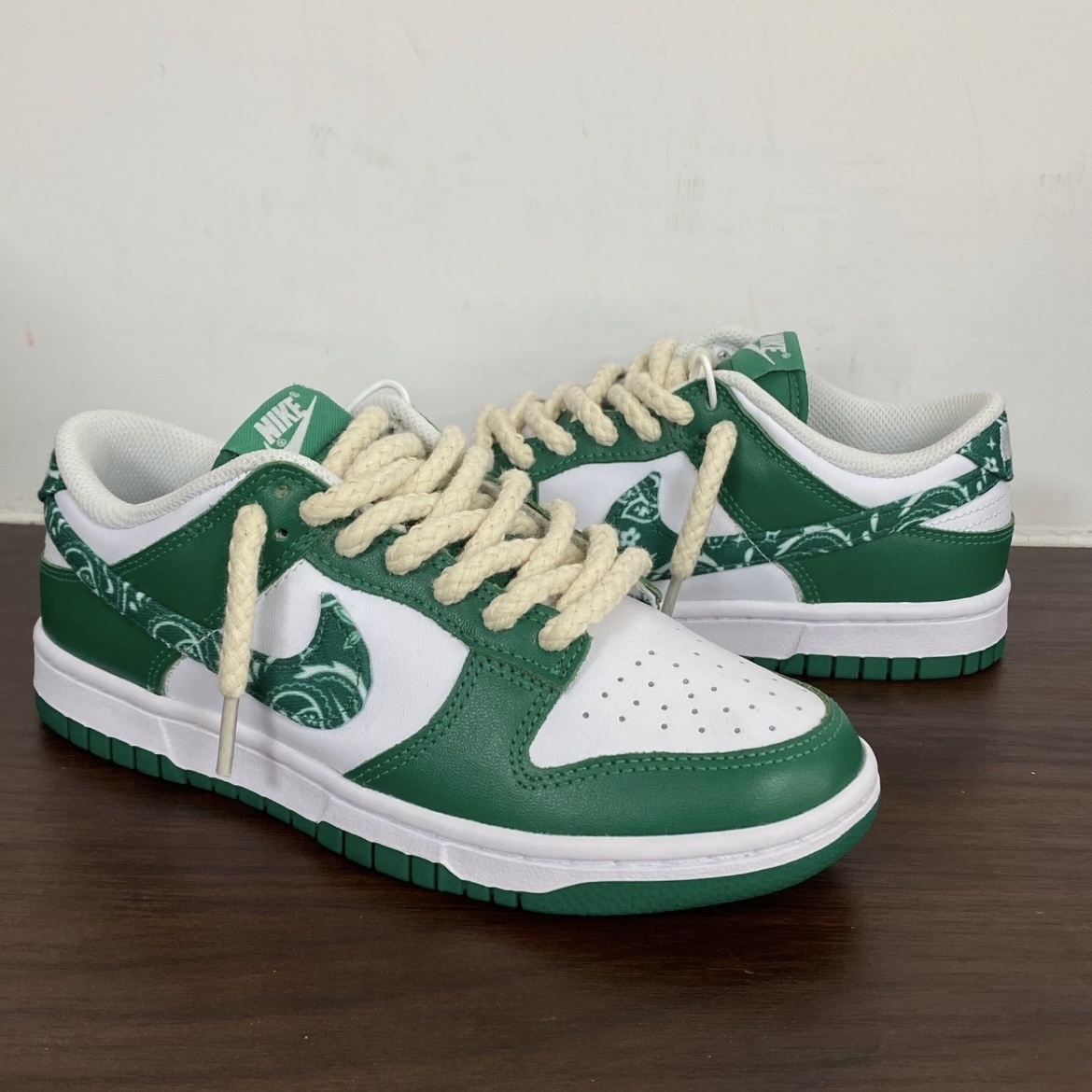 (W) Nike Dunk Low Essential Green Paisley 착용 스타일 - 1