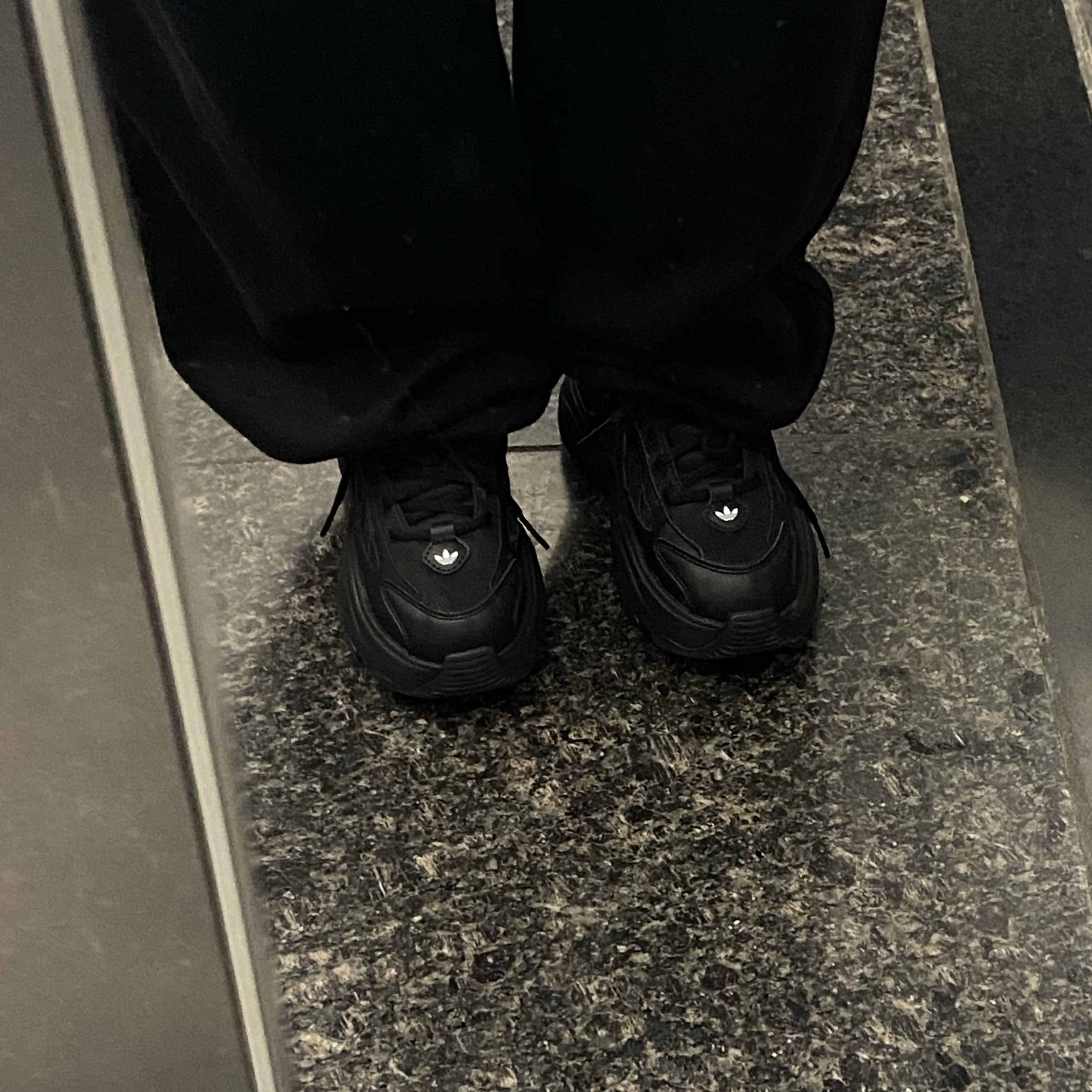 (W) Adidas Ozgaia Core Black 착용 스타일