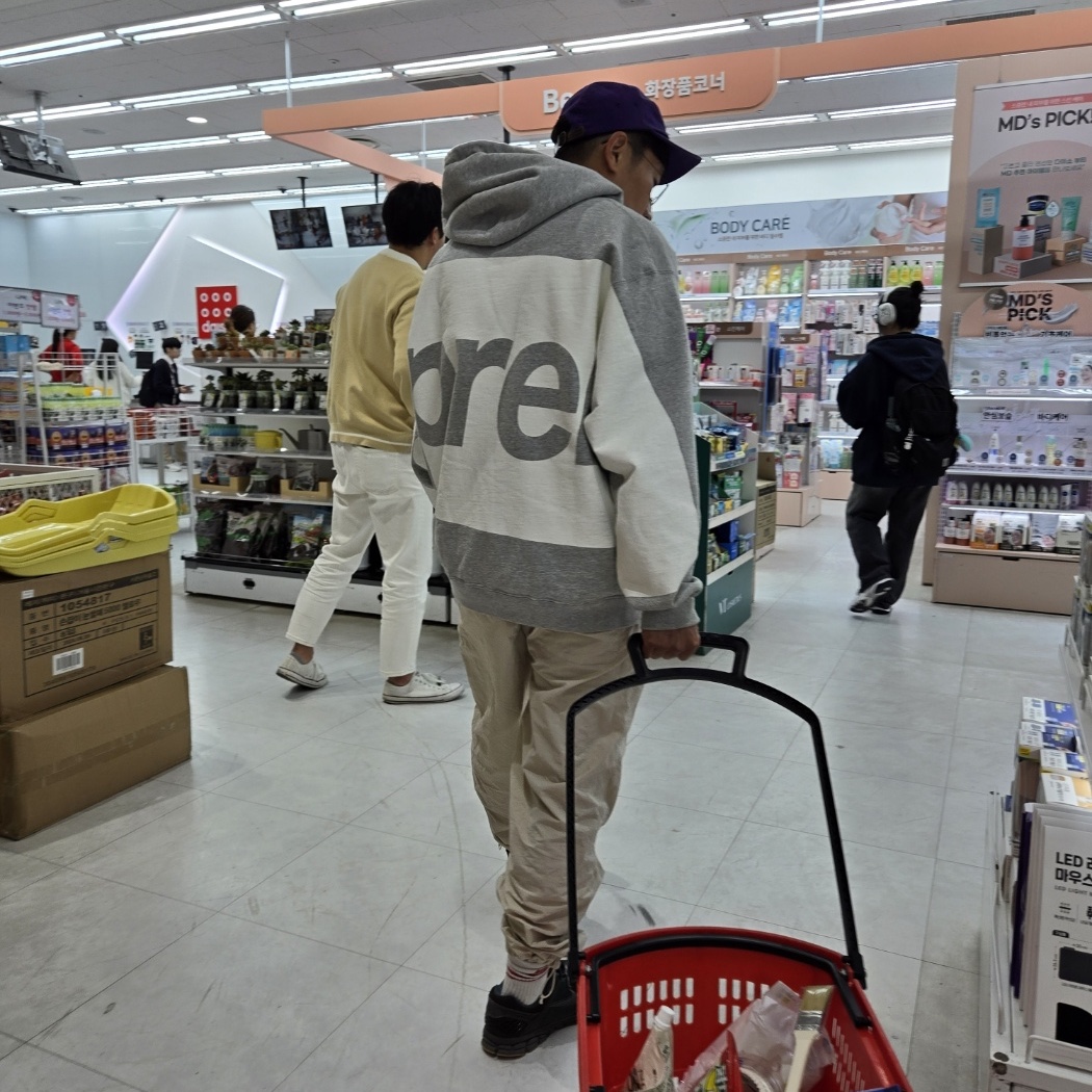 Supreme Big Logo Hooded Sweatshirt Heather Grey - 21SS, Supreme Washed Chino Twill Camp Cap Purple - 24SS 착용 스타일 - 2