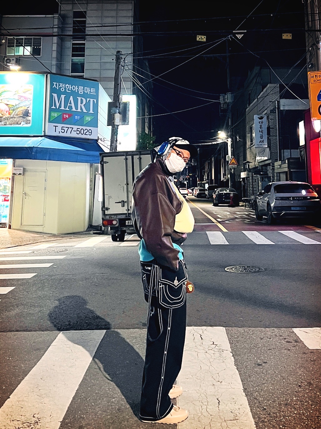 Reebok x Maison Margiela Classic Leather Tabi Shoes Beige, True Religion Guardian Pants Black 착용 스타일 - 2