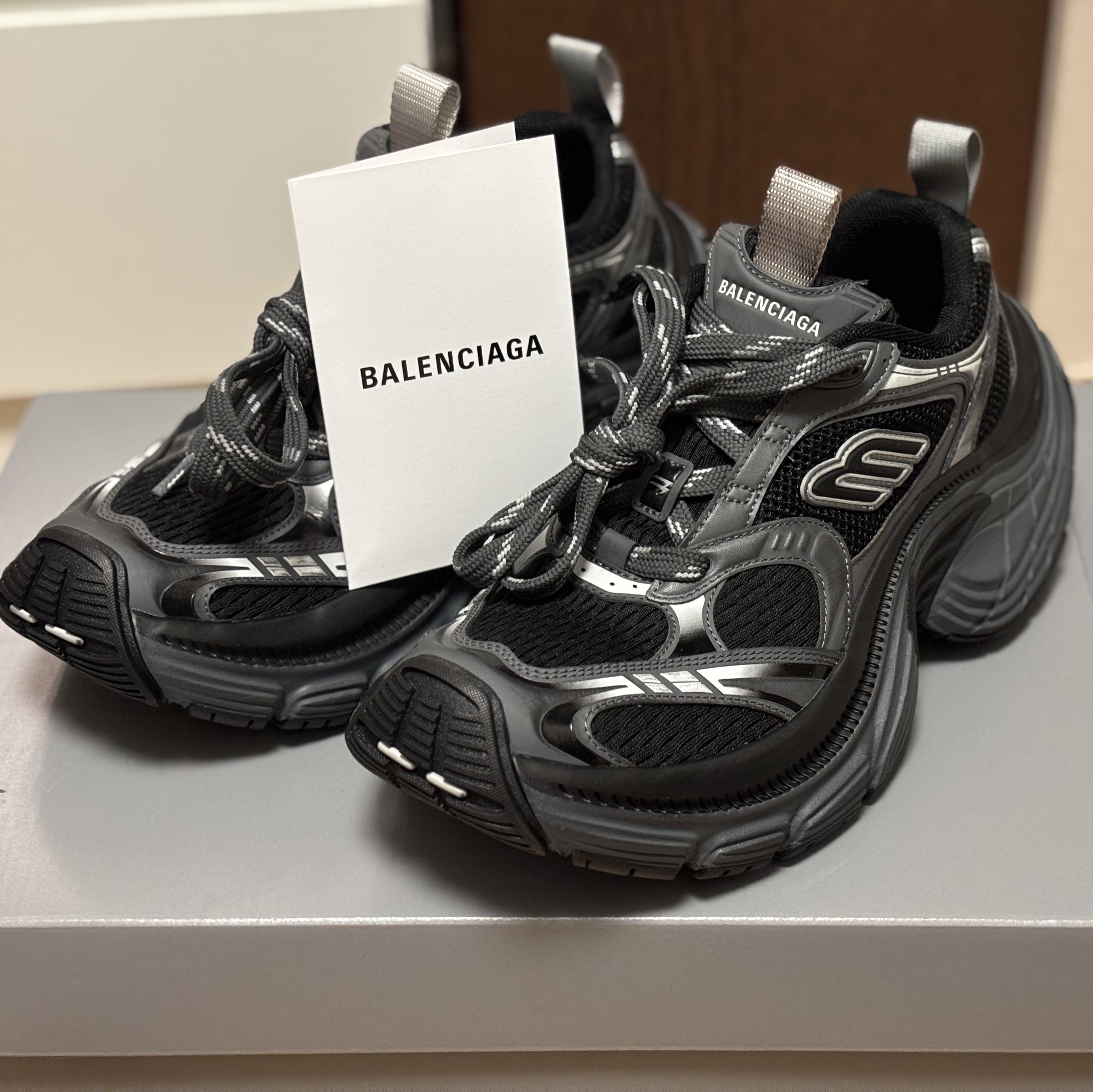 Balenciaga 6XL Sneakers Black Gray 착용 스타일