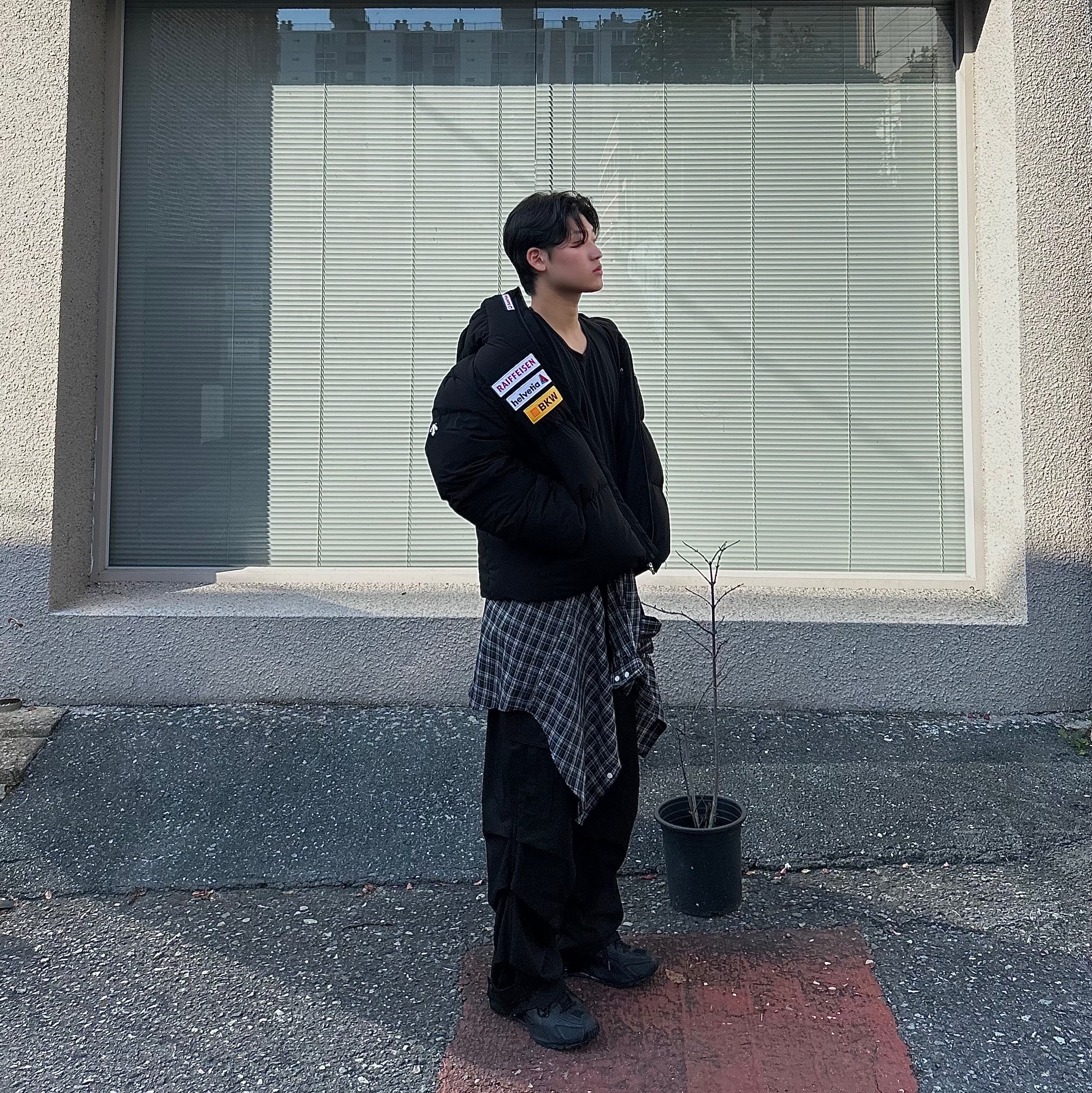 (W) Nike Shox R4 Black, Descente Swiss Ski Original Wappen Hooded Down Jacket Black 착용 스타일 - 1