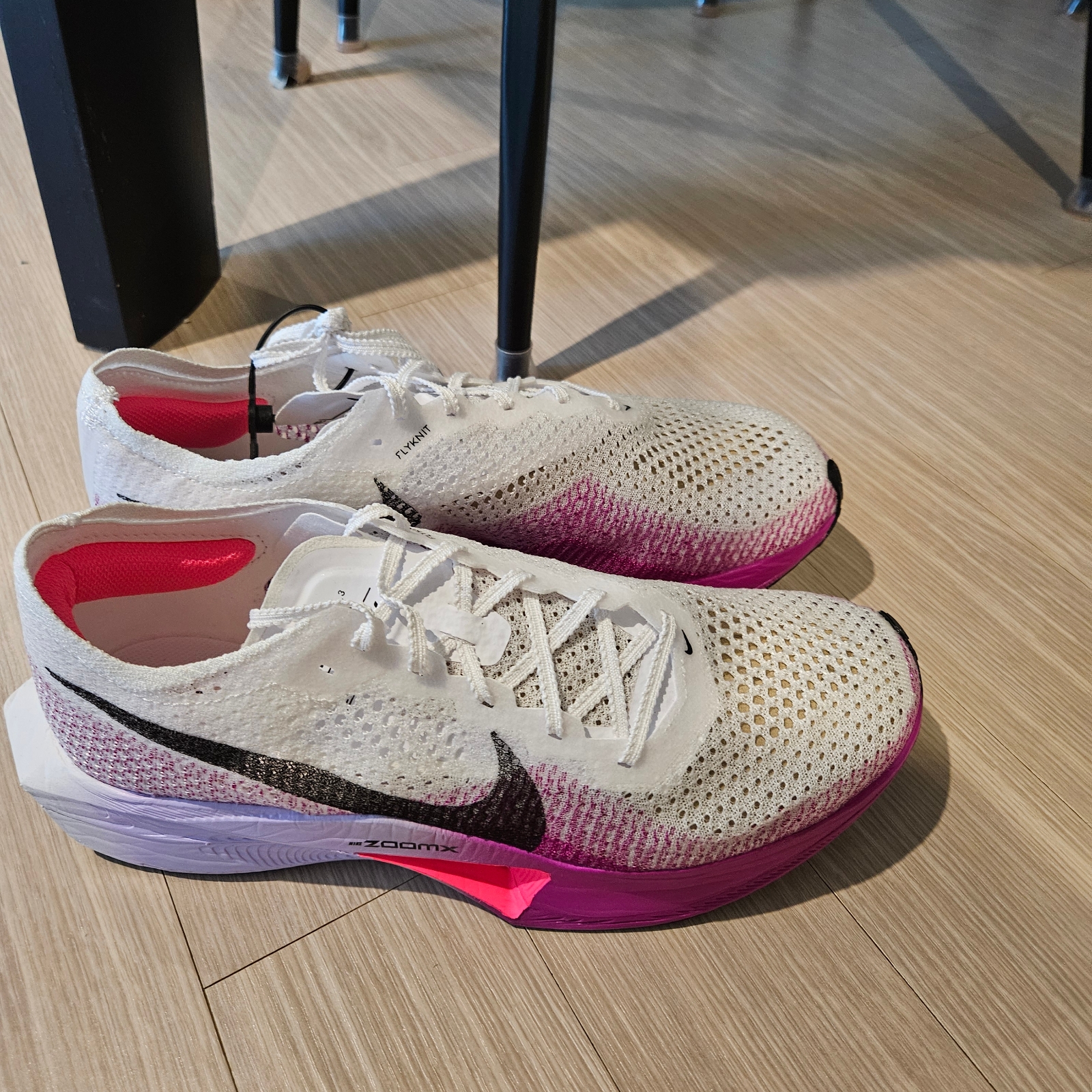Nike ZoomX Vaporfly Next% 3 White Vivid Purple 착용 스타일 - 3