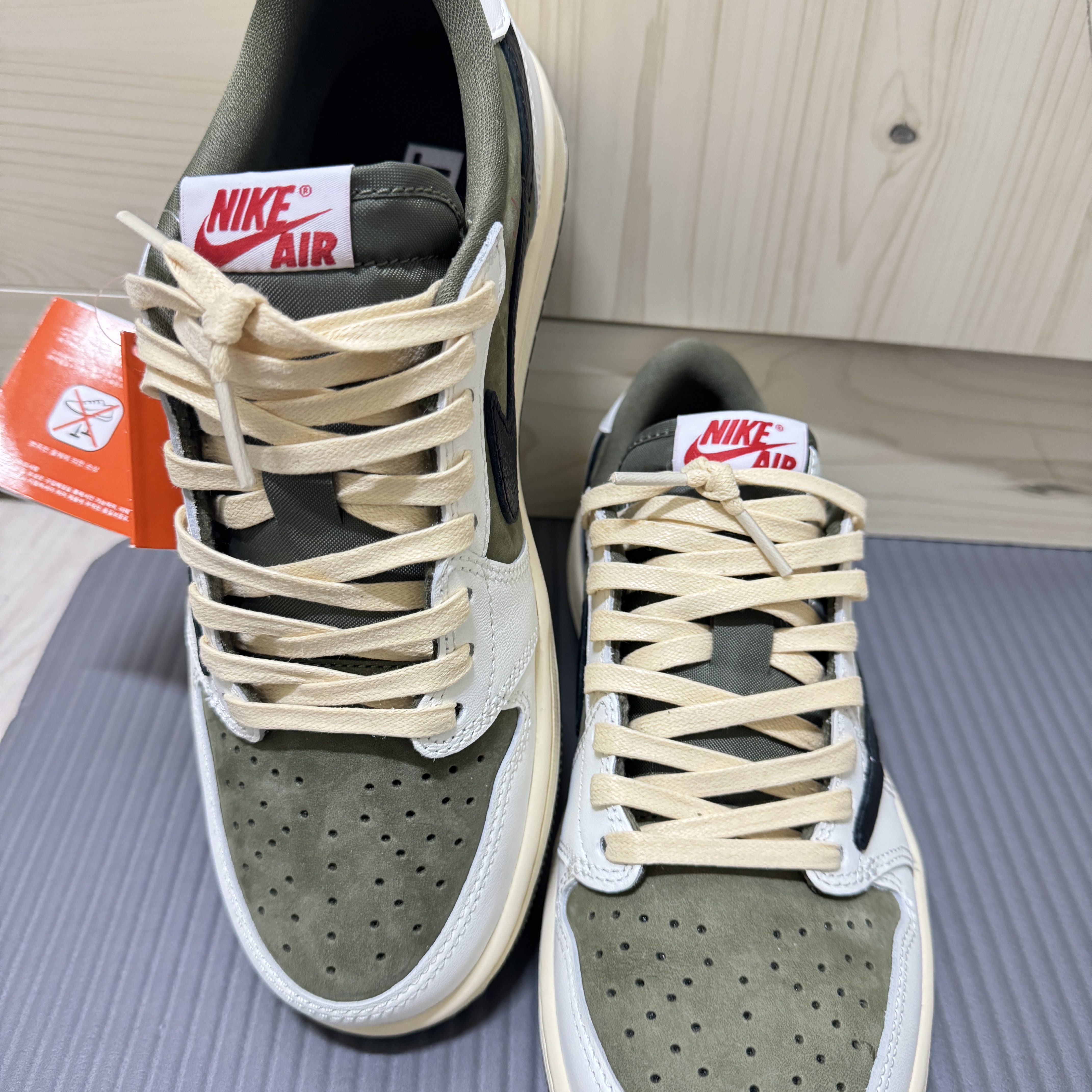 Jordan 1 x Travis Scott Retro Low OG SP Reverse Olive 착용 스타일 - 6