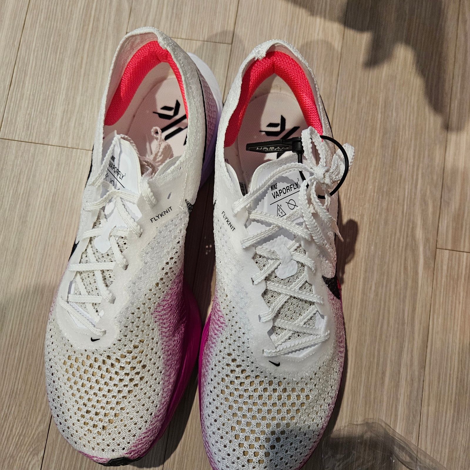 Nike ZoomX Vaporfly Next% 3 White Vivid Purple 착용 스타일 - 2