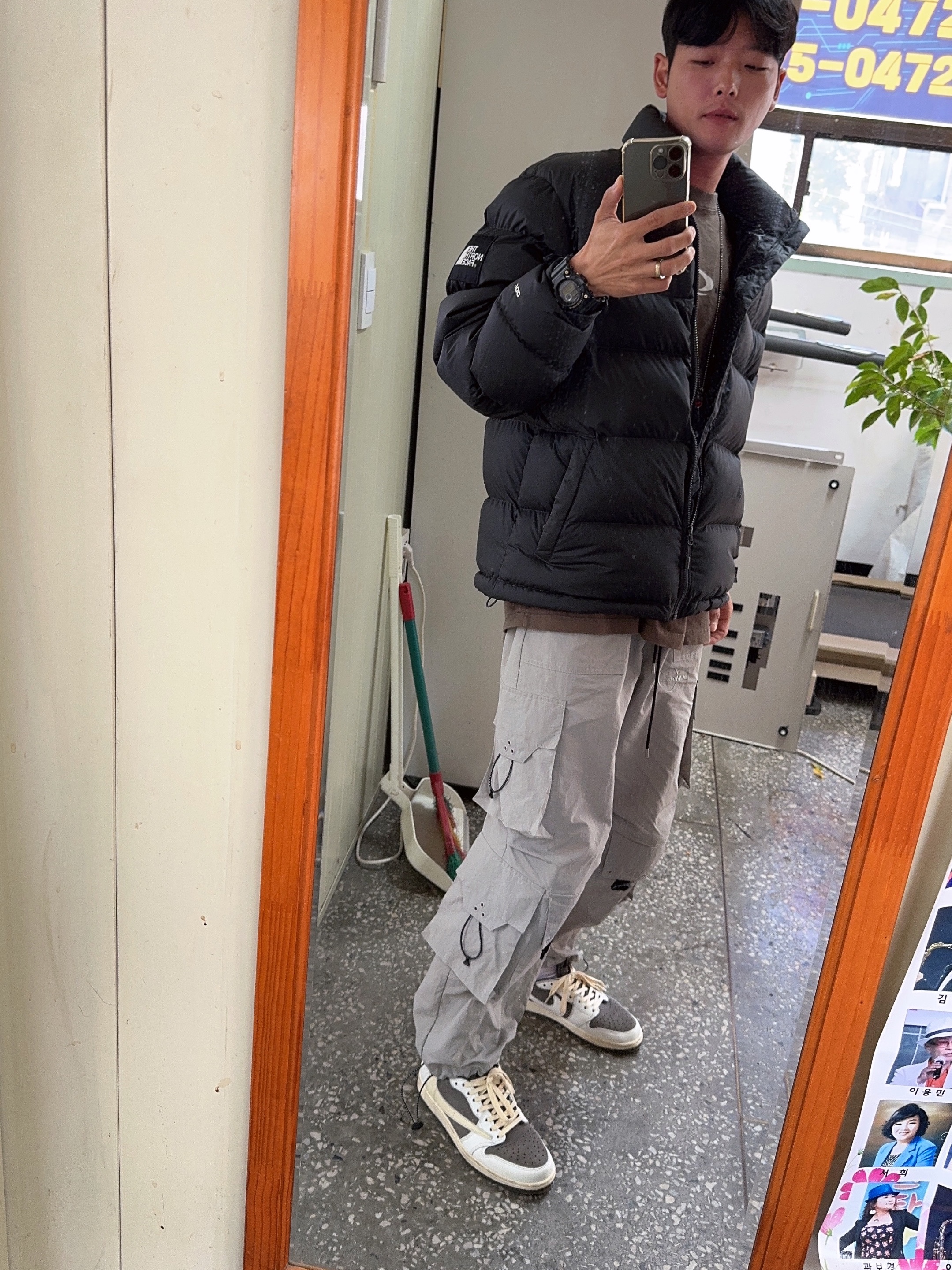 The North Face 1992 Nuptse Jacket Charcoal, Jordan x Travis Scott T-Shirts Palomino (DZ5510-274) 착용 스타일 - 2