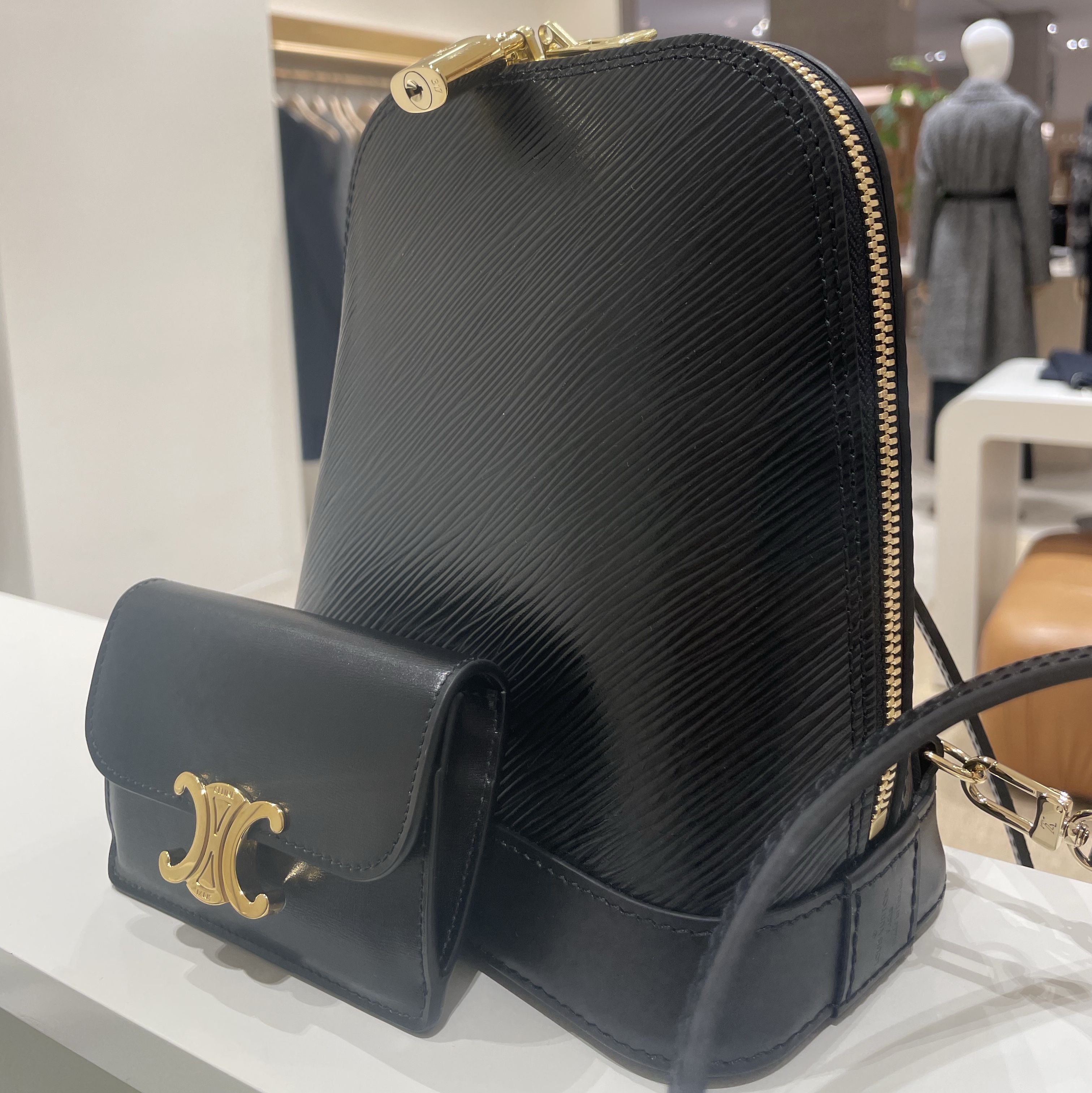 Celine Card Holder with Flap in Shiny Calfskin Black 착용 스타일