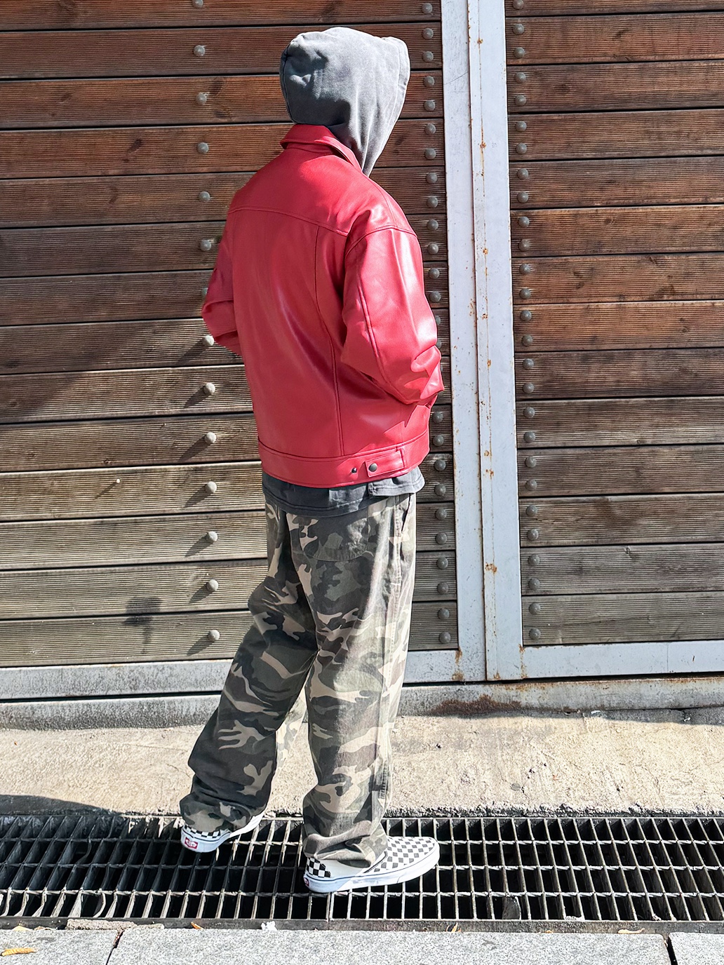 QT8 Garments TL Synthetic Leather Single Jacket Red, QT8 GARMENTS BN Camo Wide Banding Pant Khaki 착용 스타일 - 2