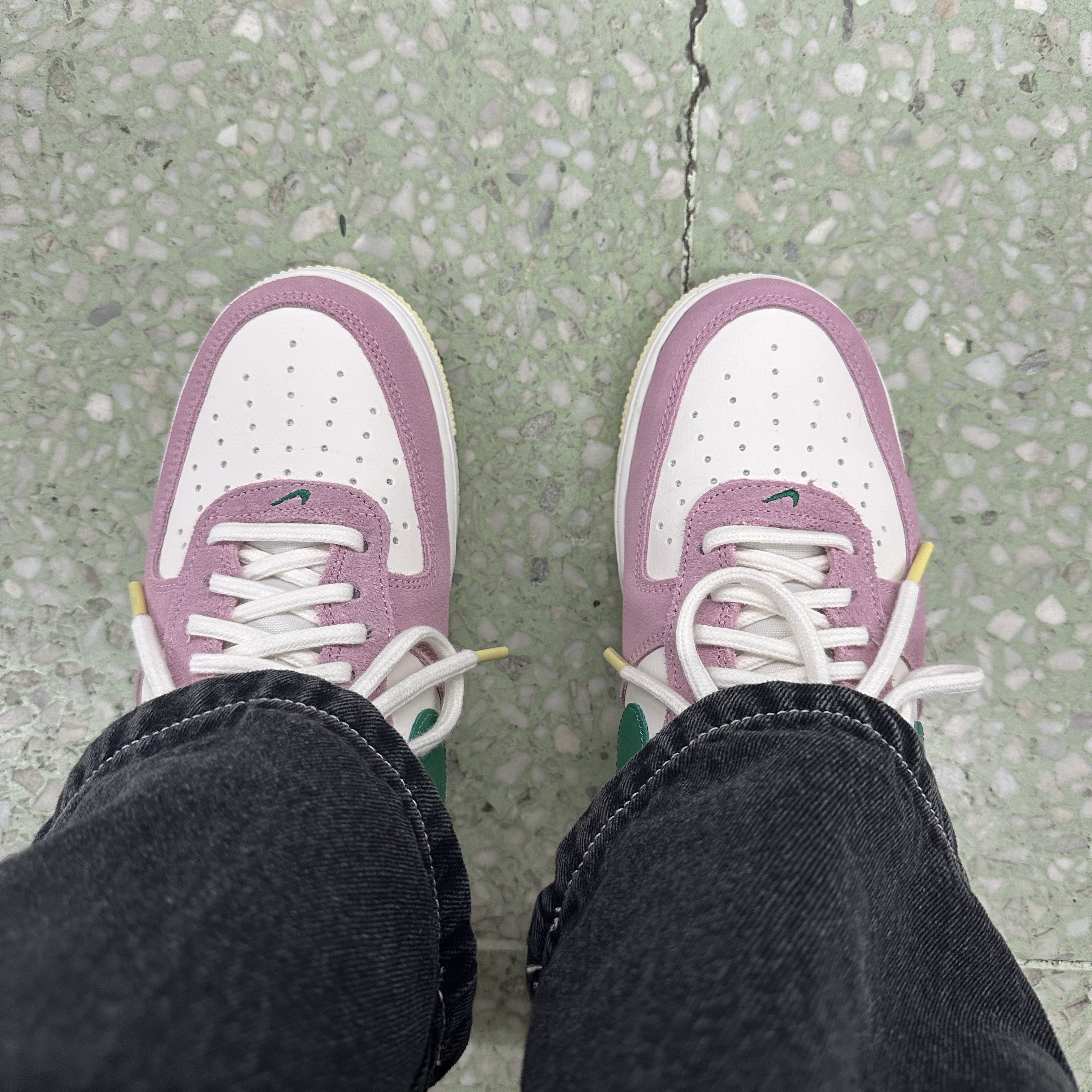 Nike Air Force 1 '07 Sail Medium Soft Pink 착용 스타일 - 2