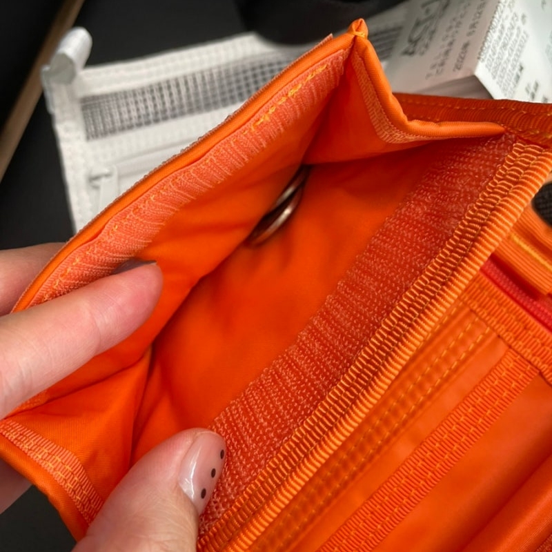 Porter Capsule Wallet Orange 착용 스타일 - 4