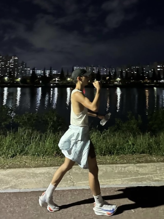 Nike Dri-Fit AeroBill Featherlight Perforated Running Cap White, Nike Air Zoom Alphafly Next% 3 Blueprint 착용 스타일 - 2