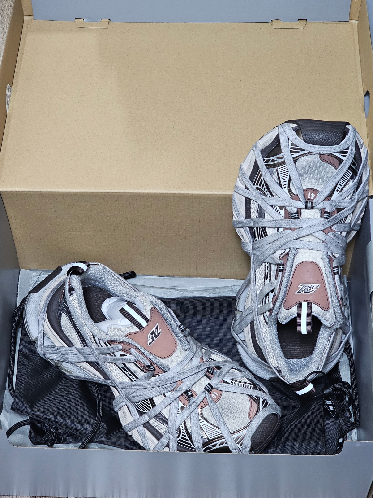 Balenciaga 3XL Extreme Lace Sneakers Beige Grey Brown 착용 스타일